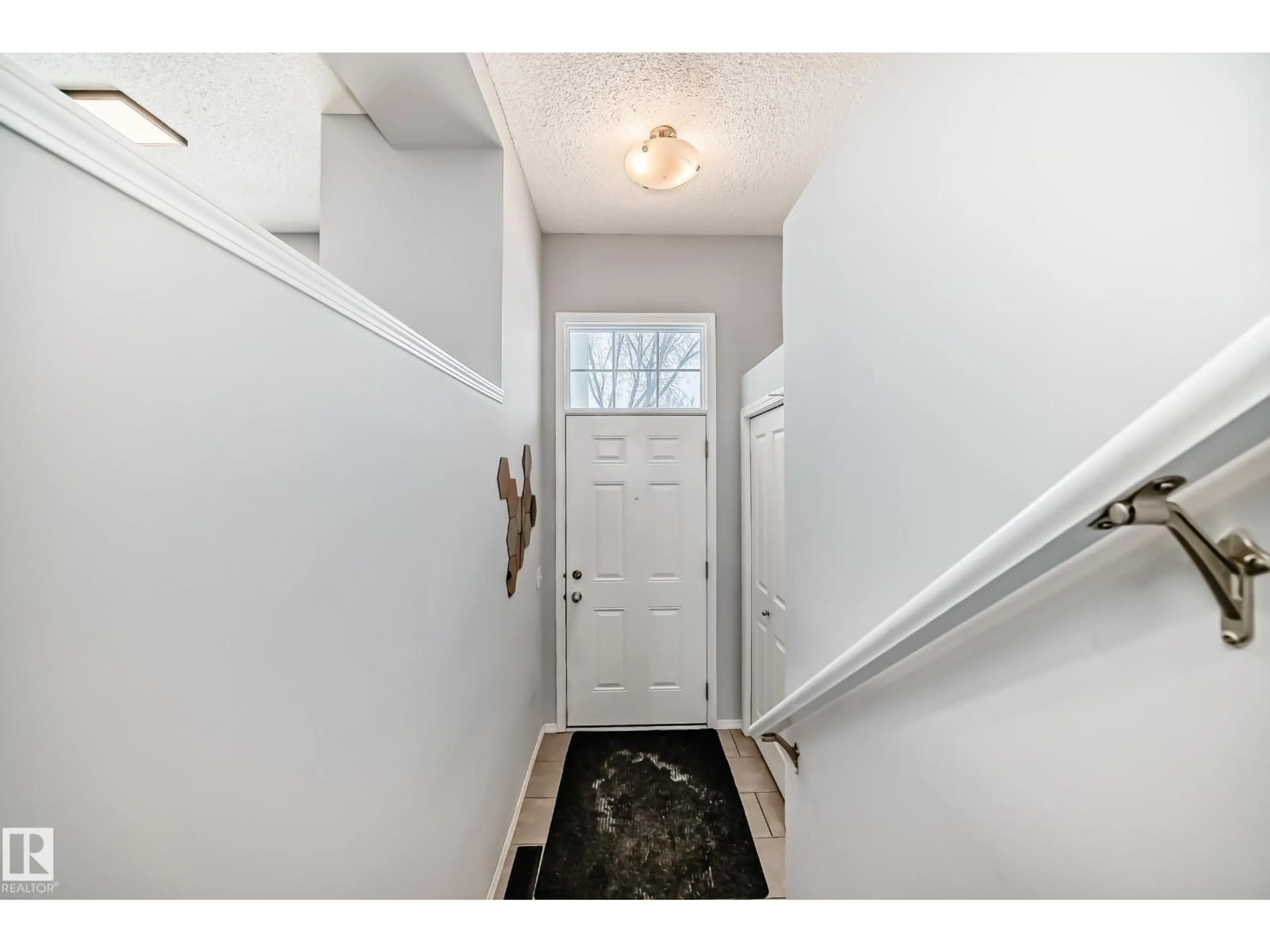 Indoor entryway for 177 5604 199 ST NW, Edmonton Alberta T6M2Z9