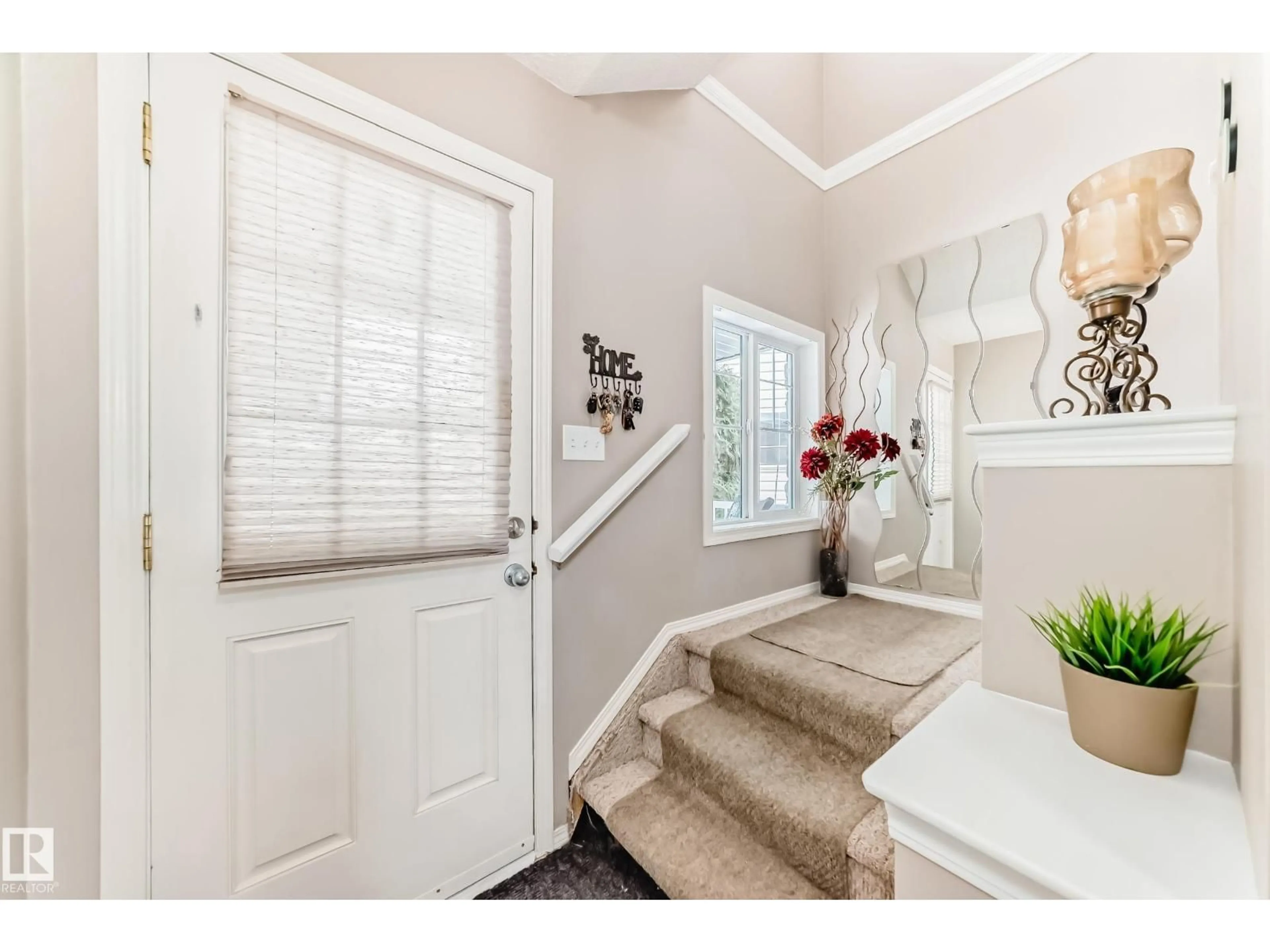 Indoor entryway for 18 12104 16 AV SW, Edmonton Alberta T6W1X3