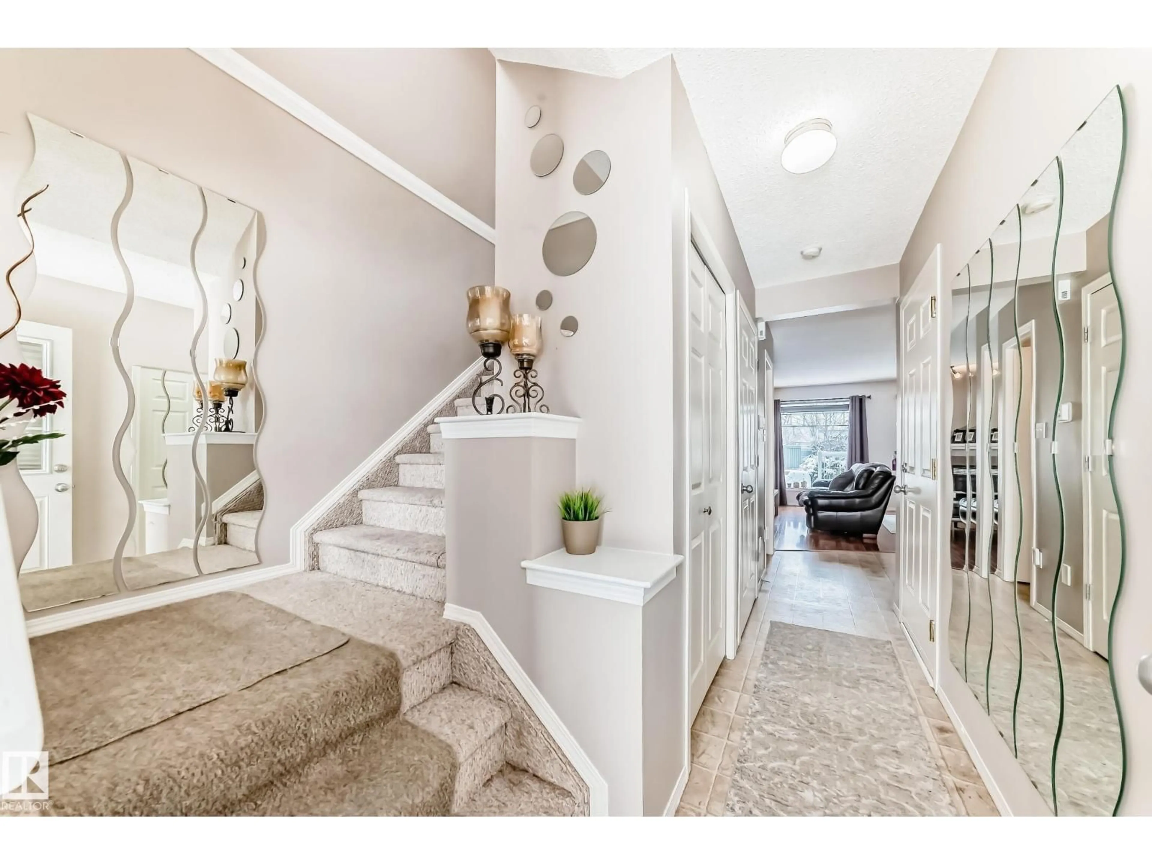 Indoor entryway for 18 12104 16 AV SW, Edmonton Alberta T6W1X3