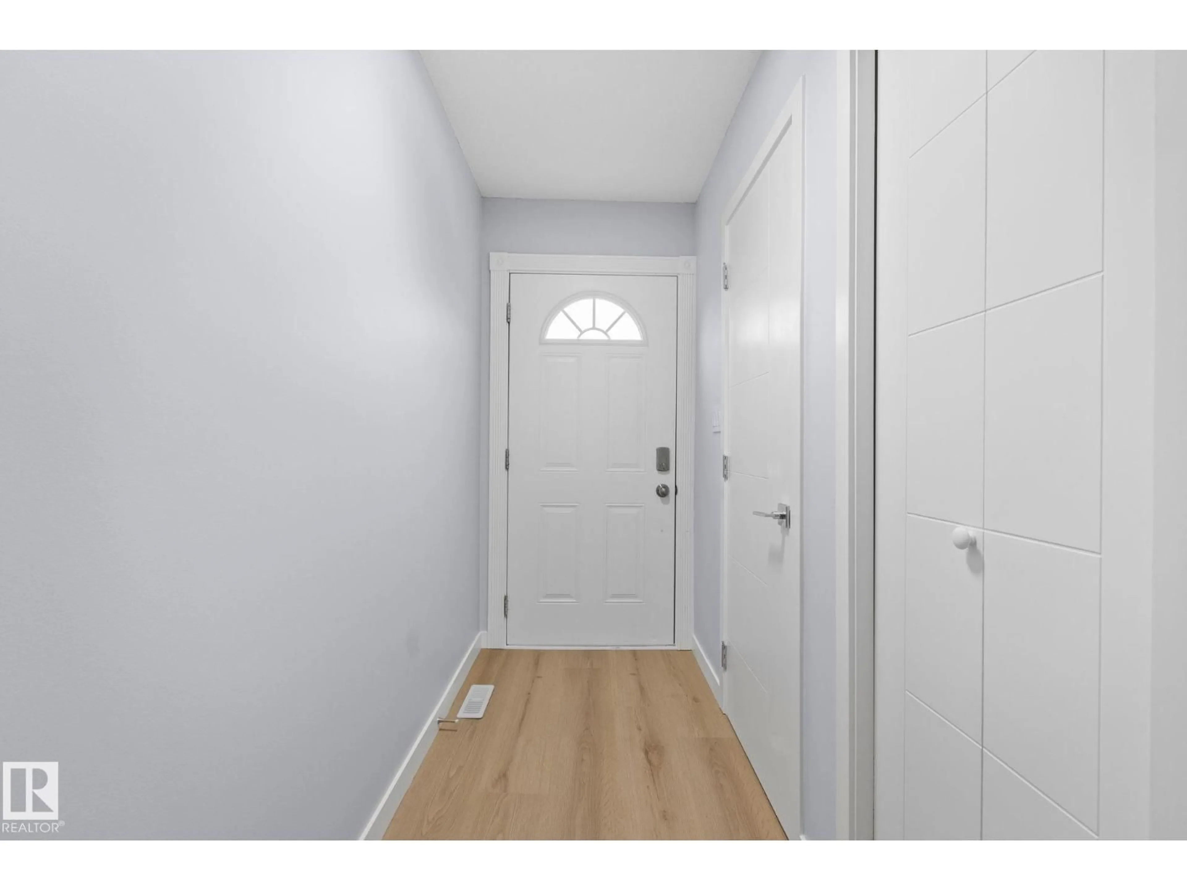 Indoor entryway for 8620 38A AV, Edmonton Alberta T6K2Z9