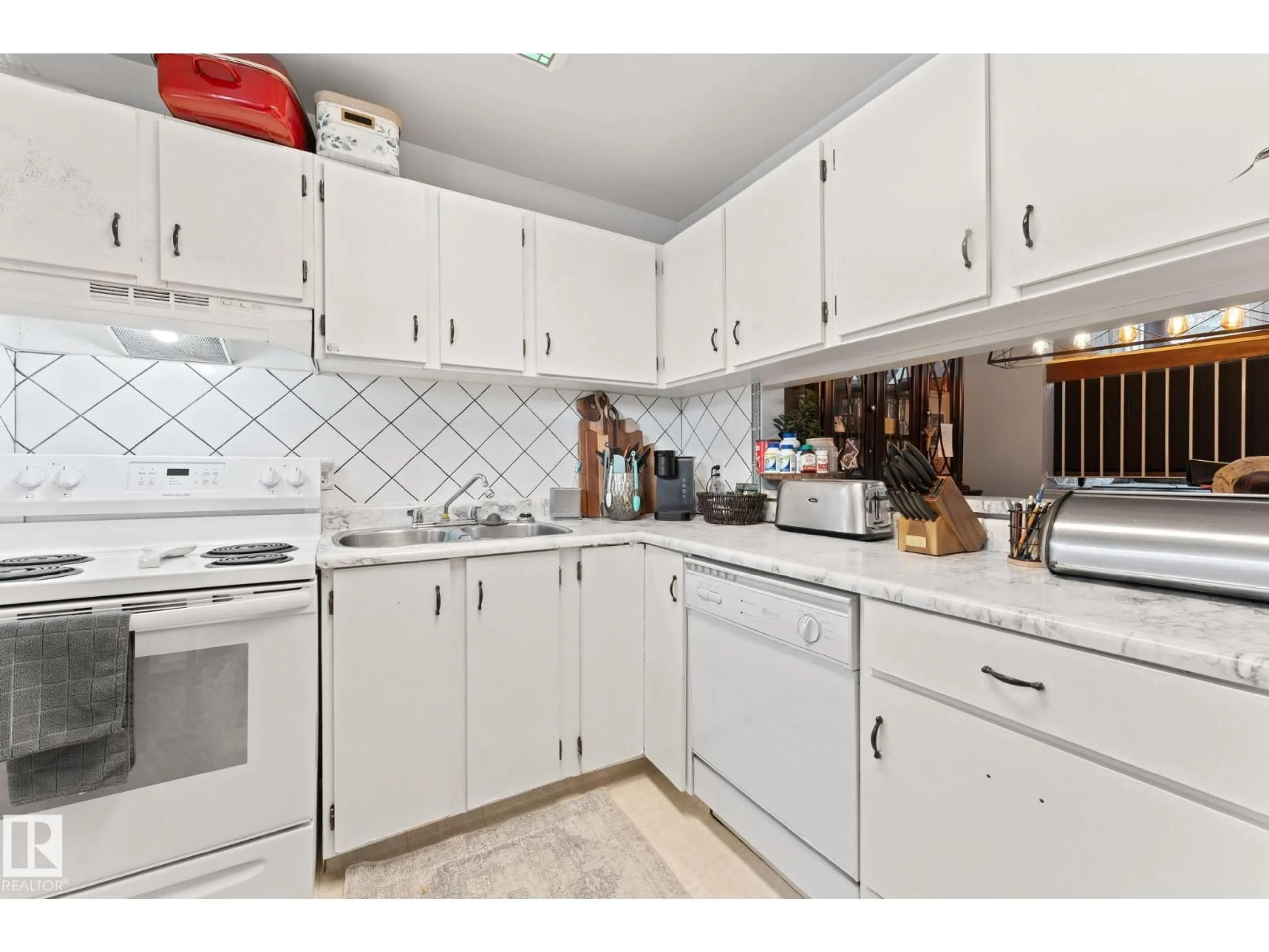 Standard kitchen, ceramic/tile floor for 6063 35A AV, Edmonton Alberta T6L1G7