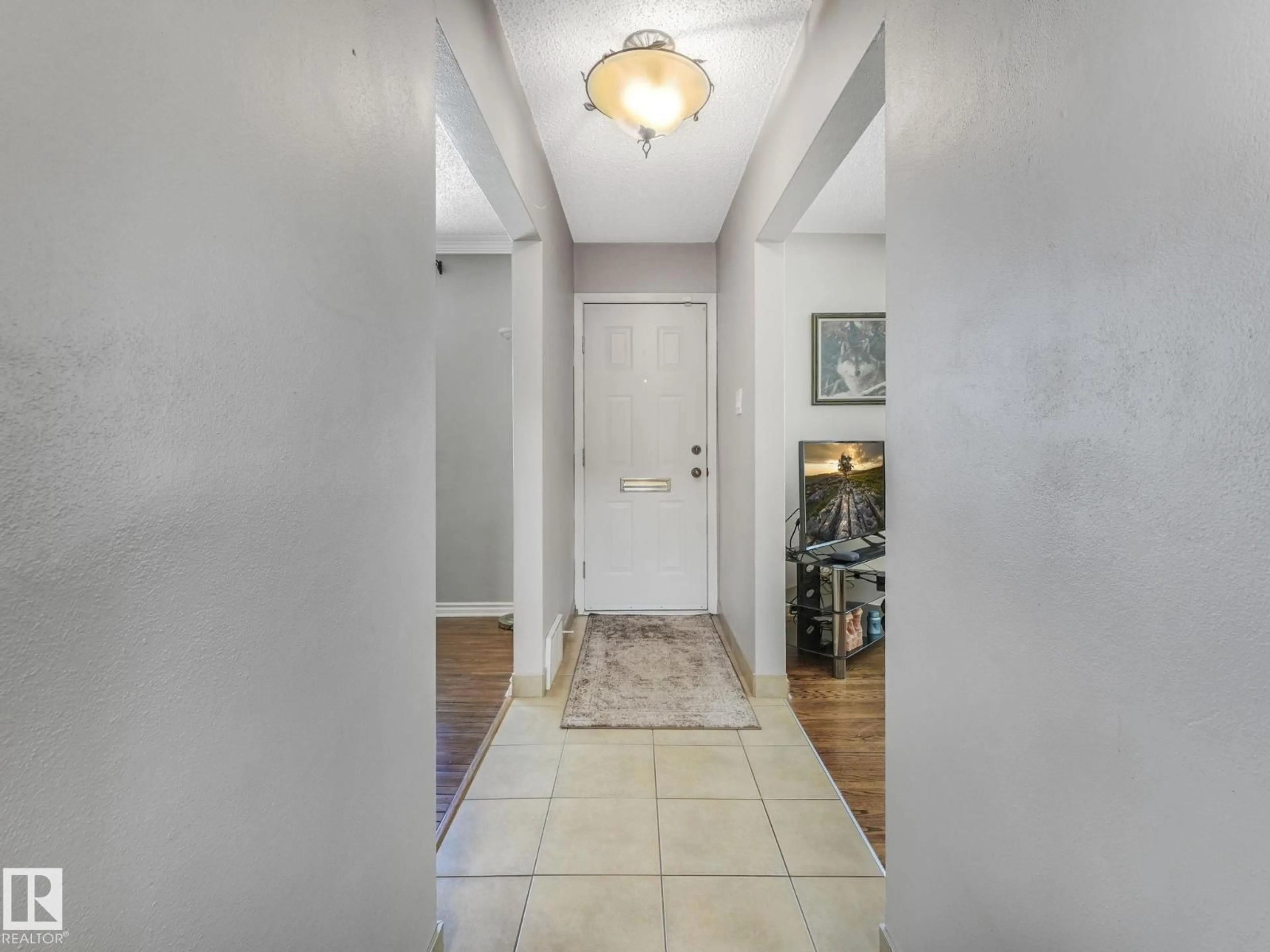 Indoor entryway for 7653 91 AV, Edmonton Alberta T6C1P7
