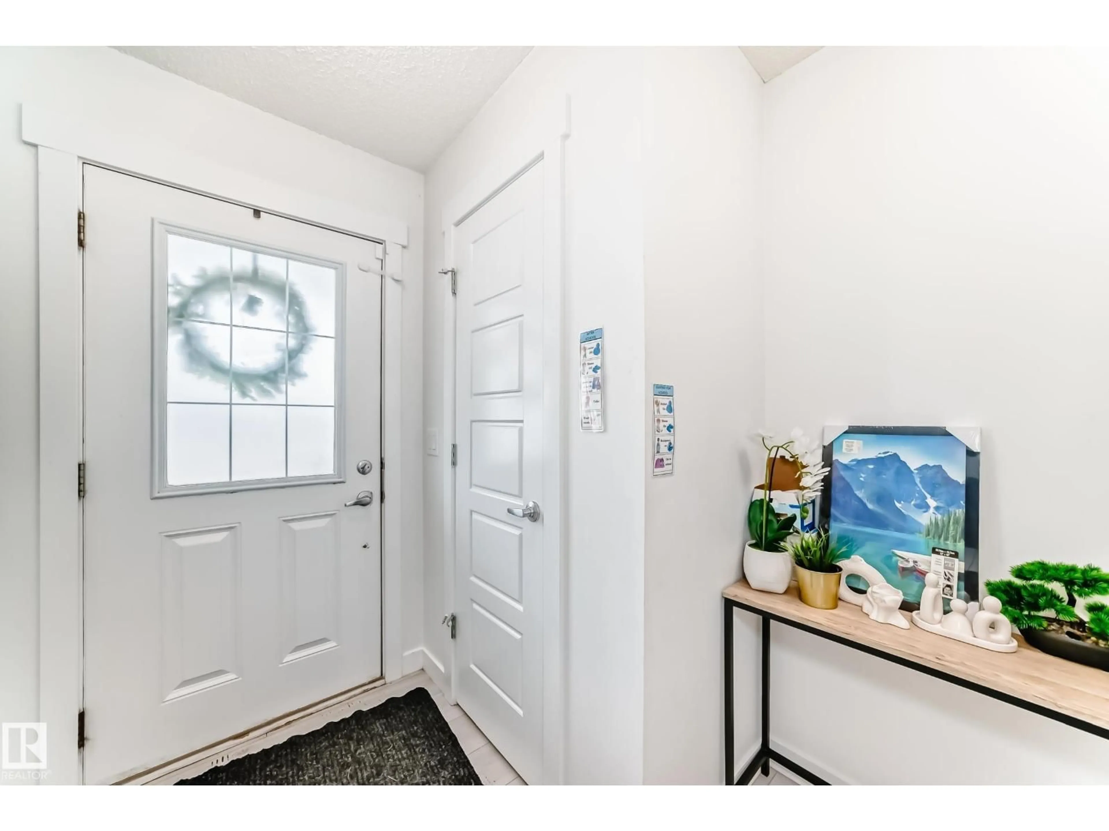 Indoor entryway for 374 CRYSTALLINA NERA DR, Edmonton Alberta T5Z0R9