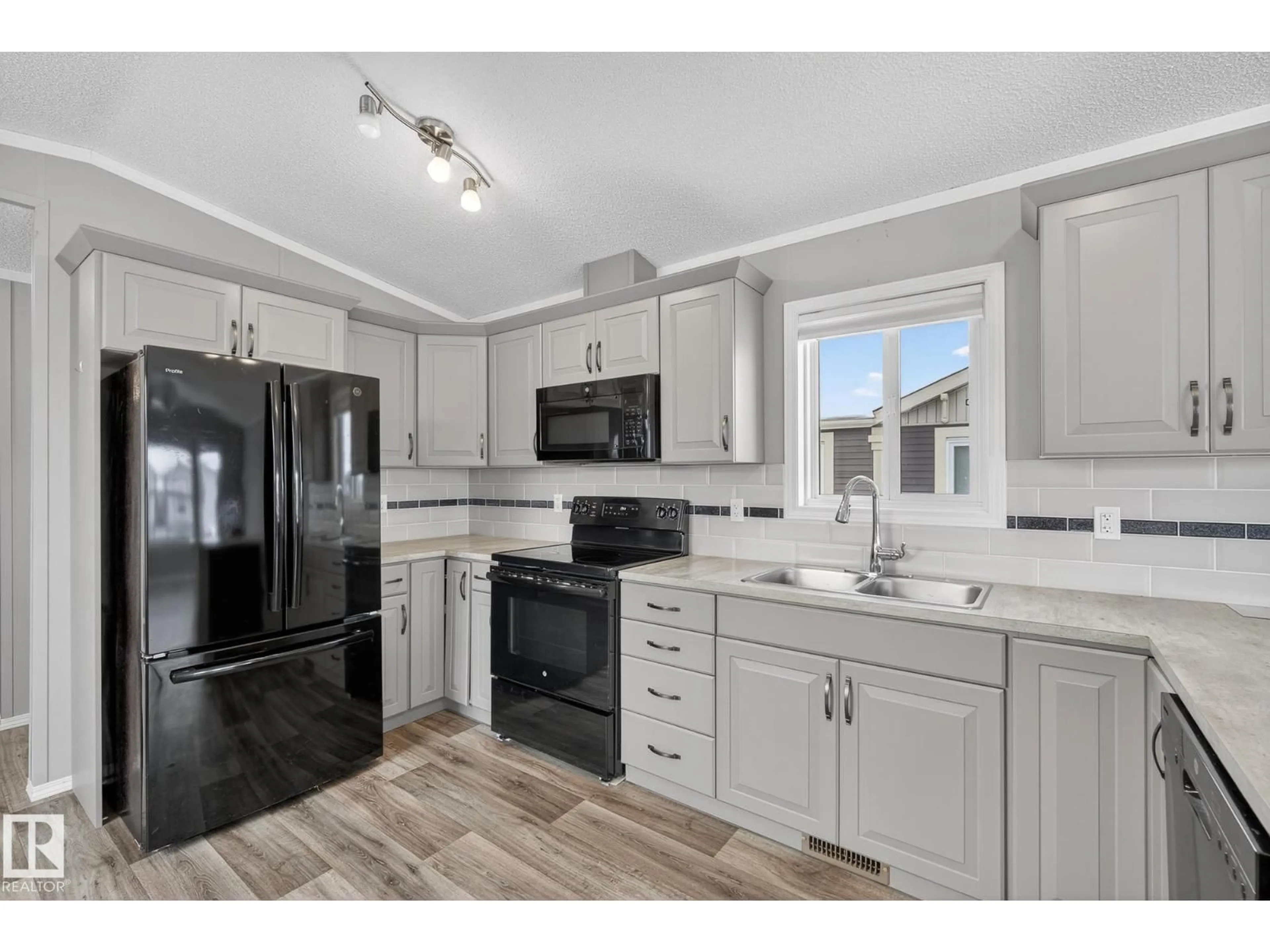 Open concept kitchen, unknown for 18 ASPEN AV, Morinville Alberta T8R2P7