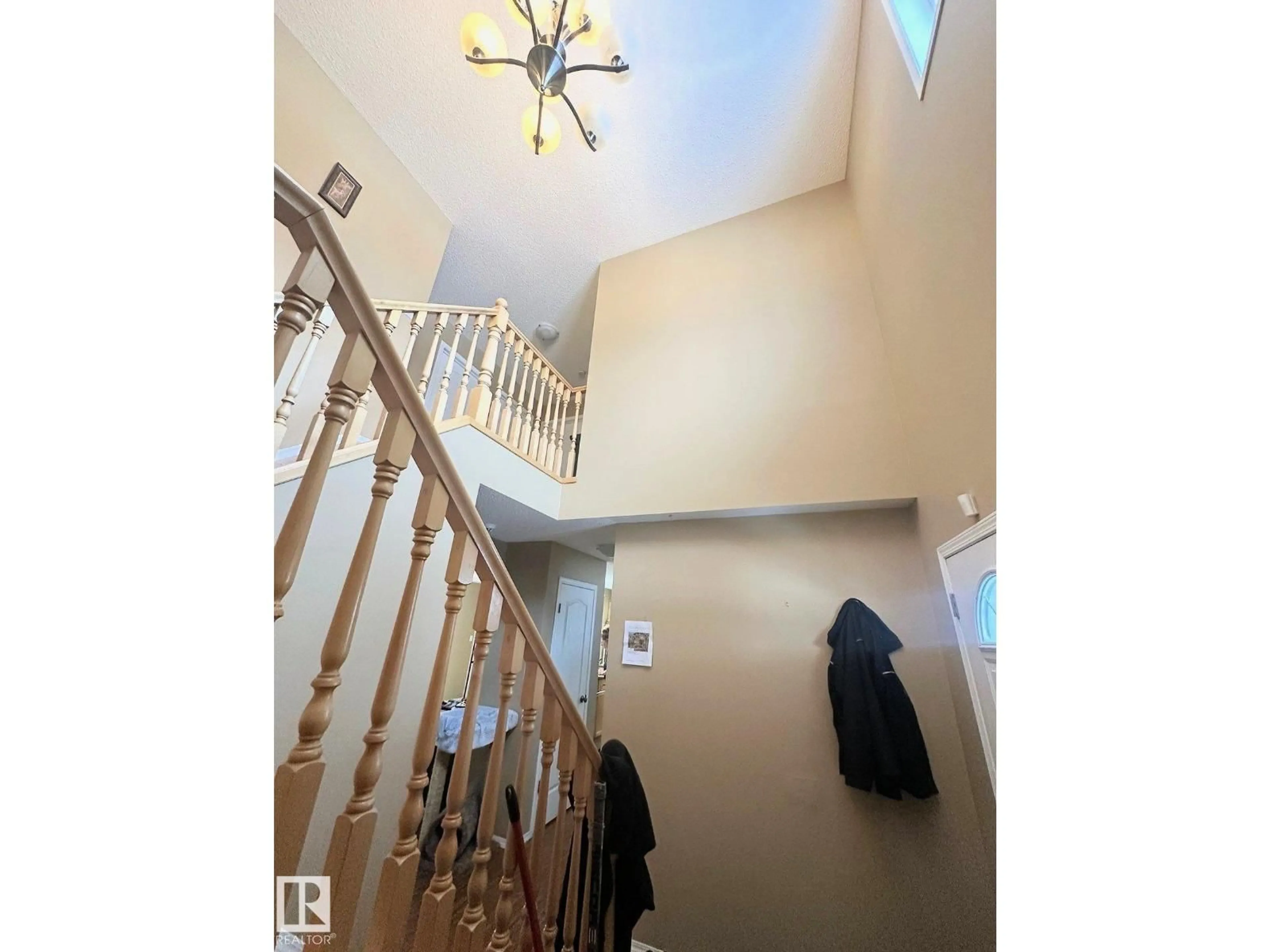 Indoor foyer for NW - 1750 TOMLINSON CM, Edmonton Alberta T6R2W5