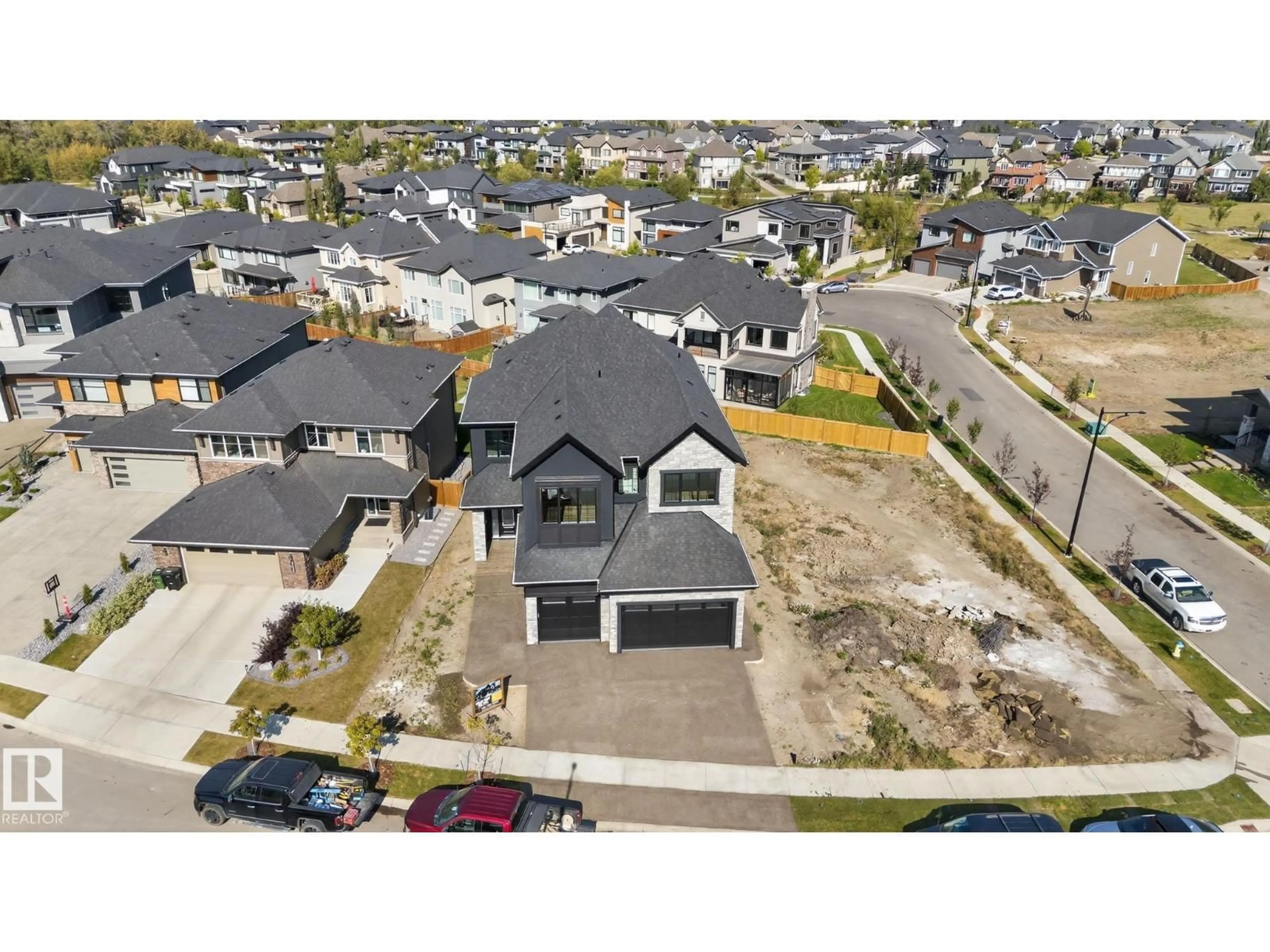 A pic from outside/outdoor area/front of a property/back of a property/a pic from drone, street for 4706 KNIGHT CL, Edmonton Alberta T6W4V6