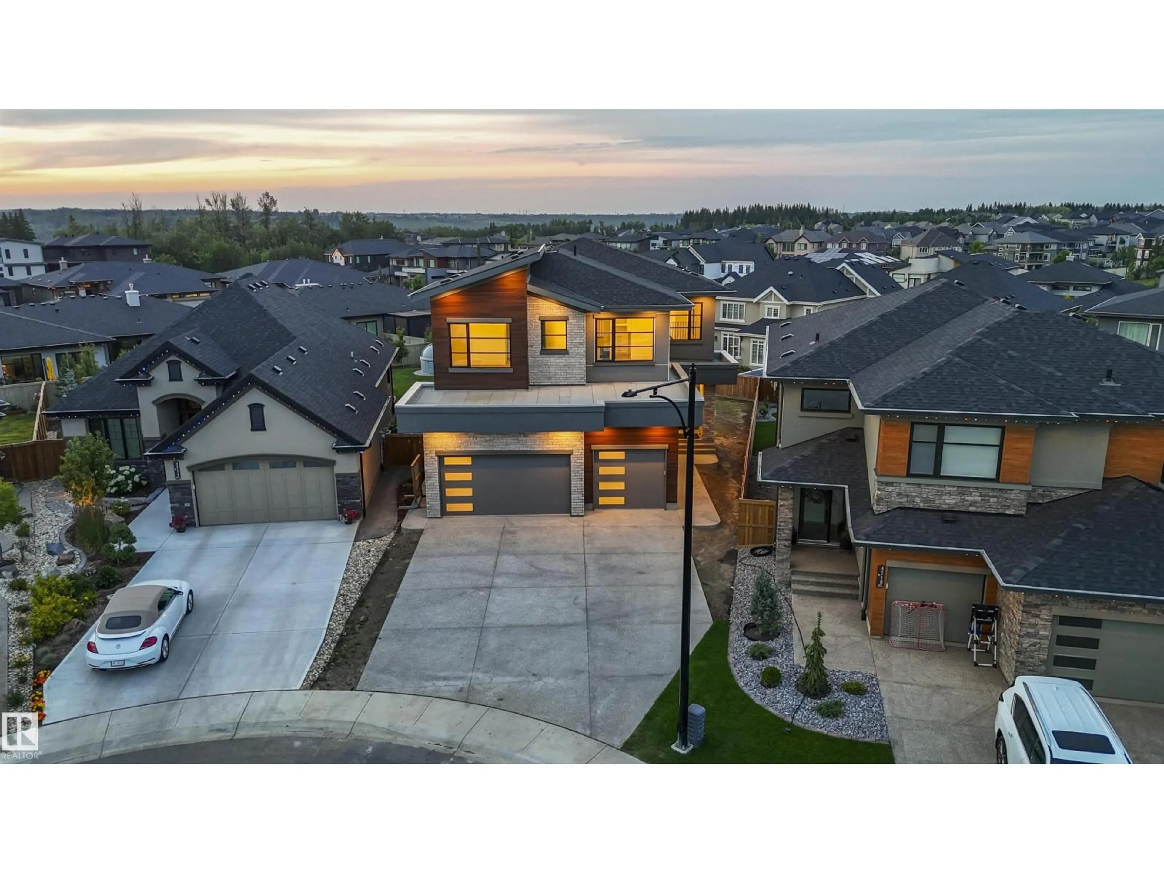 A pic from outside/outdoor area/front of a property/back of a property/a pic from drone, street for 4712 KNIGHT CL, Edmonton Alberta T6W4V6