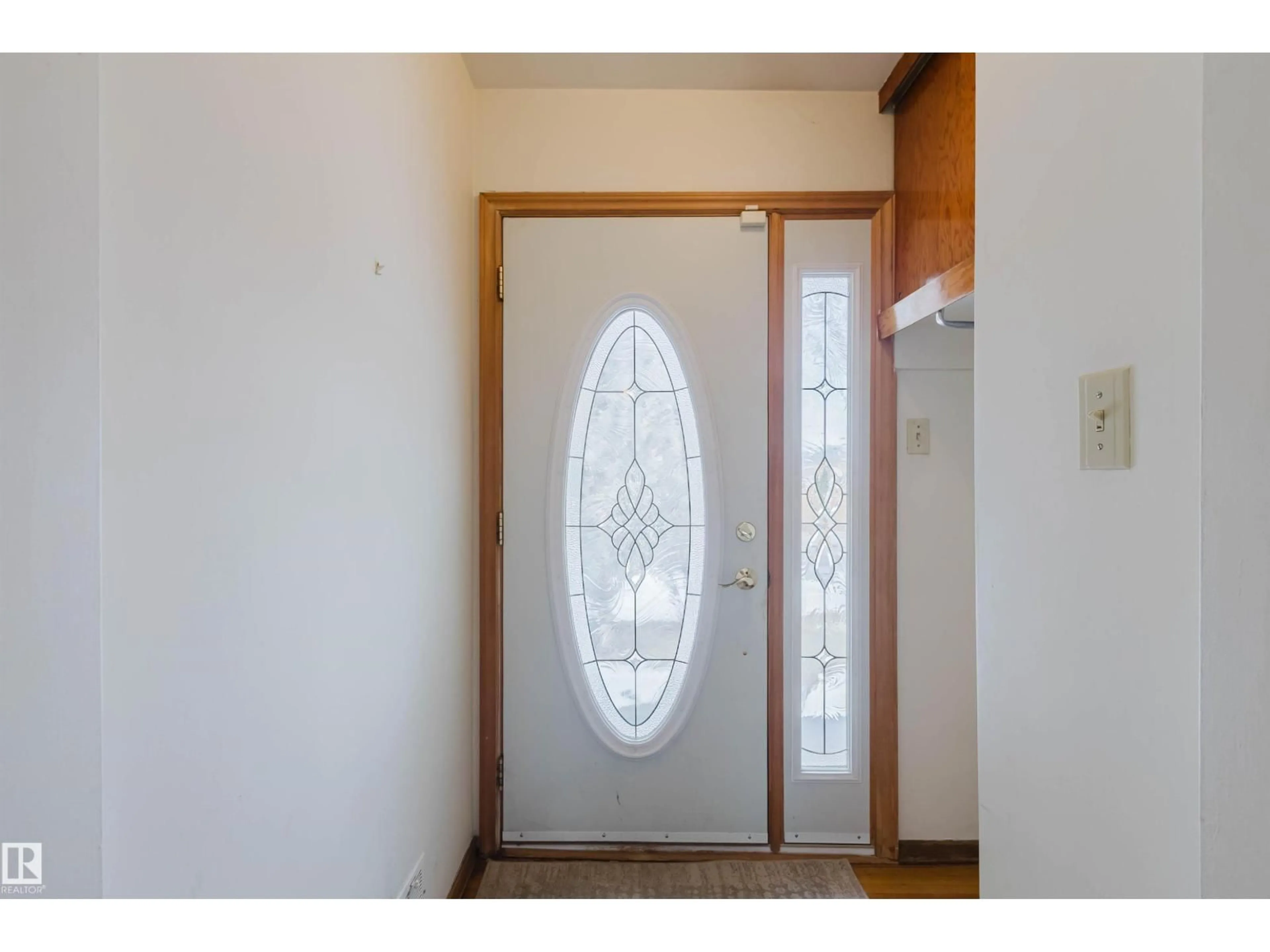 Indoor entryway for 11815 76 AV, Edmonton Alberta T6G0L1