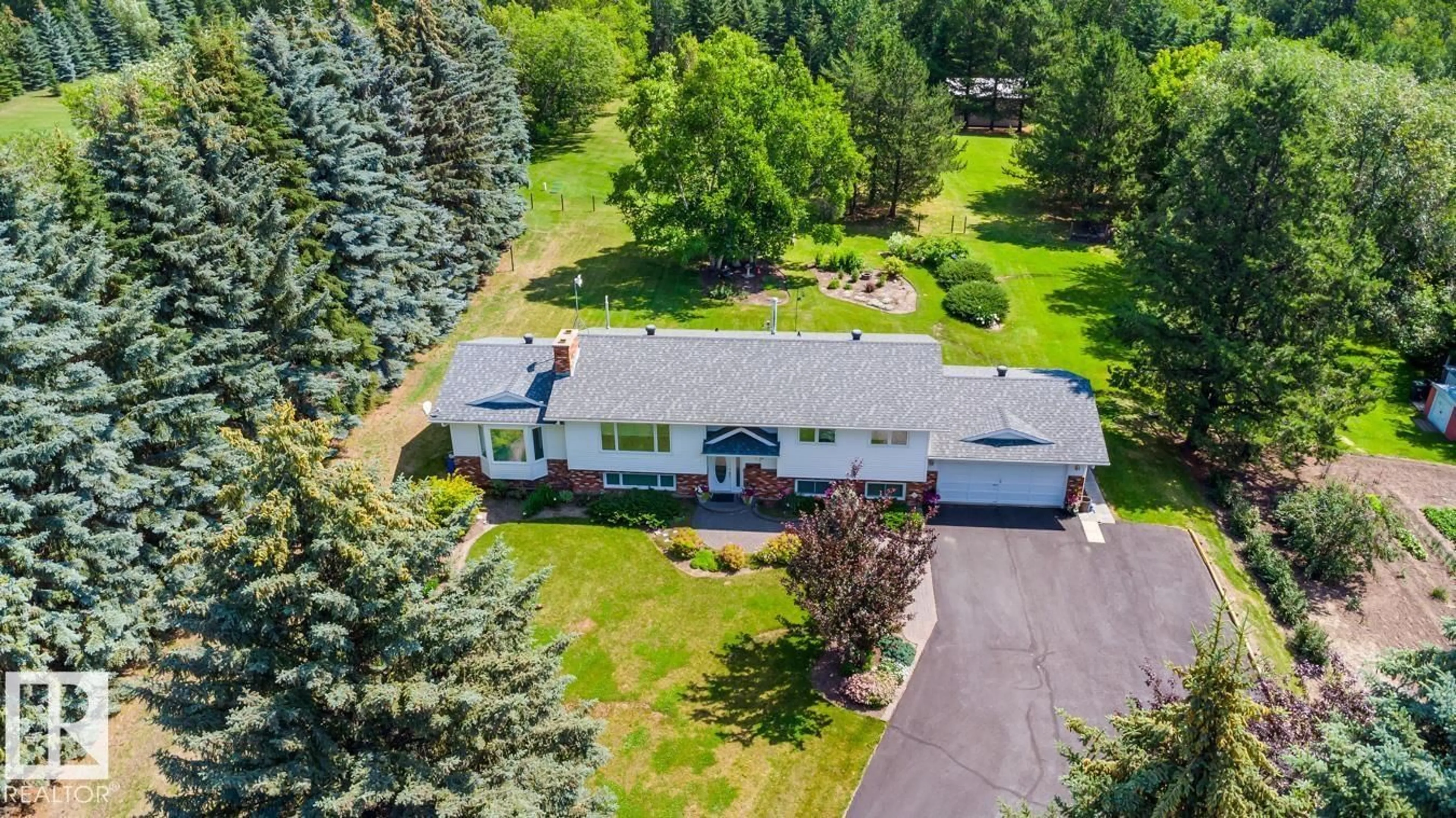 A pic from outside/outdoor area/front of a property/back of a property/a pic from drone, unknown for 52150 - 206 RGE ROAD 221 RGE ROAD, Rural Strathcona County Alberta T8E1C8