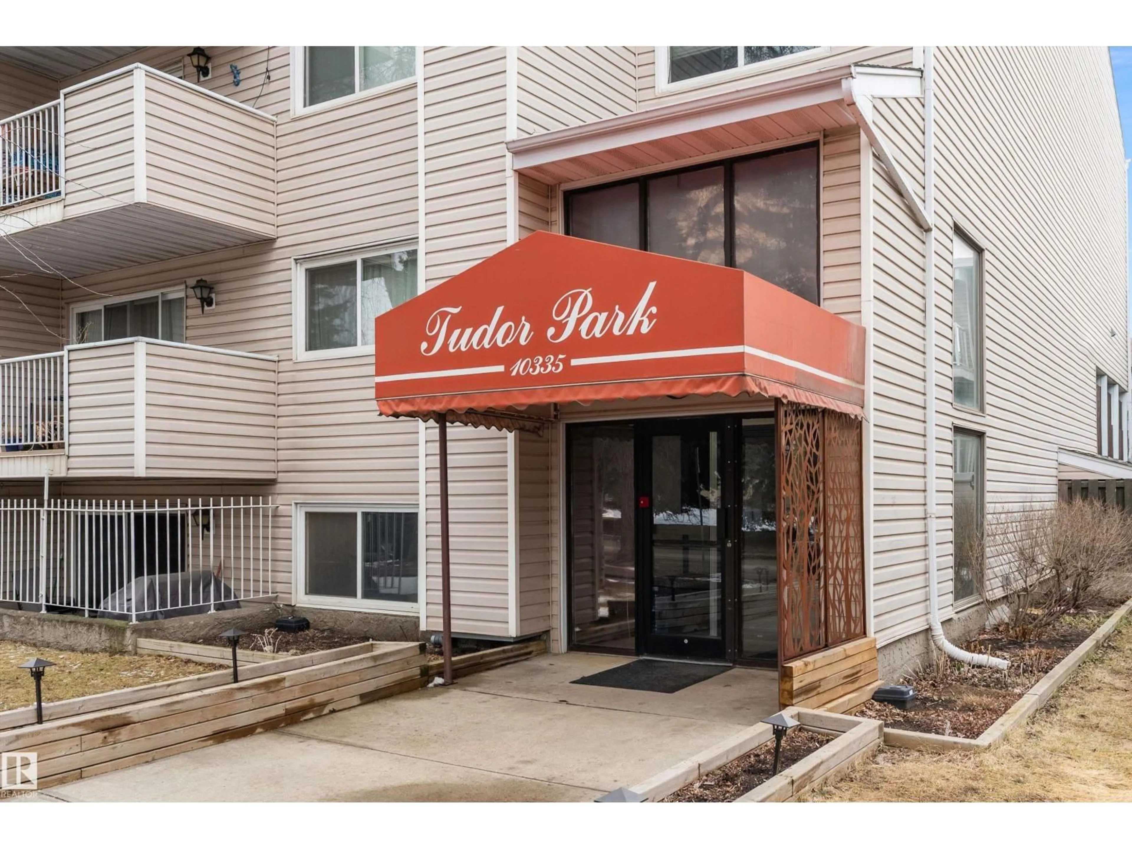 Indoor foyer for #401 - 10335 118 ST NW, Edmonton Alberta T5K1Y6