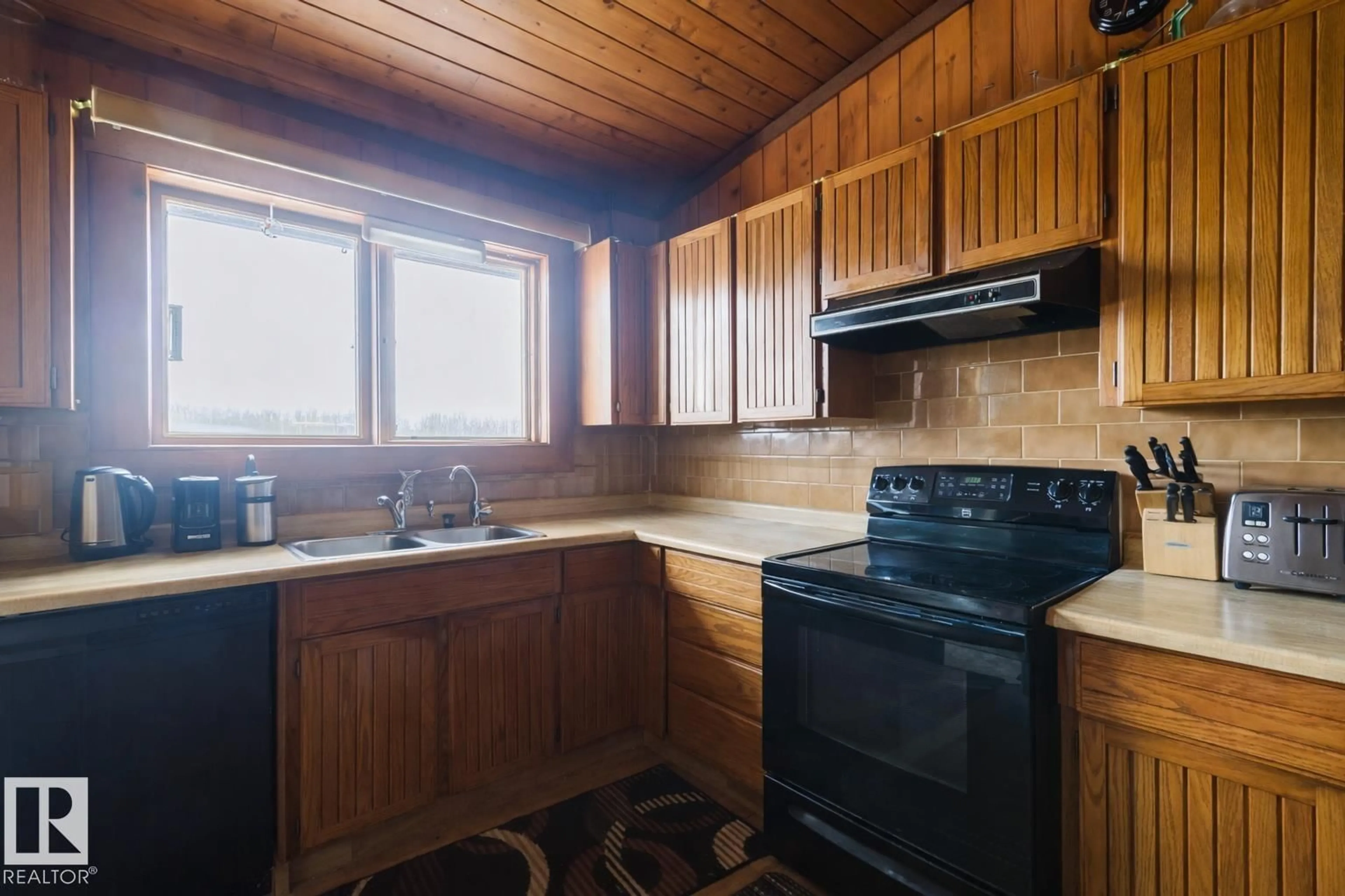Standard kitchen, wood/laminate floor for 53227 - 22 RGE ROAD 15, Rural Parkland County Alberta T7Z1X2