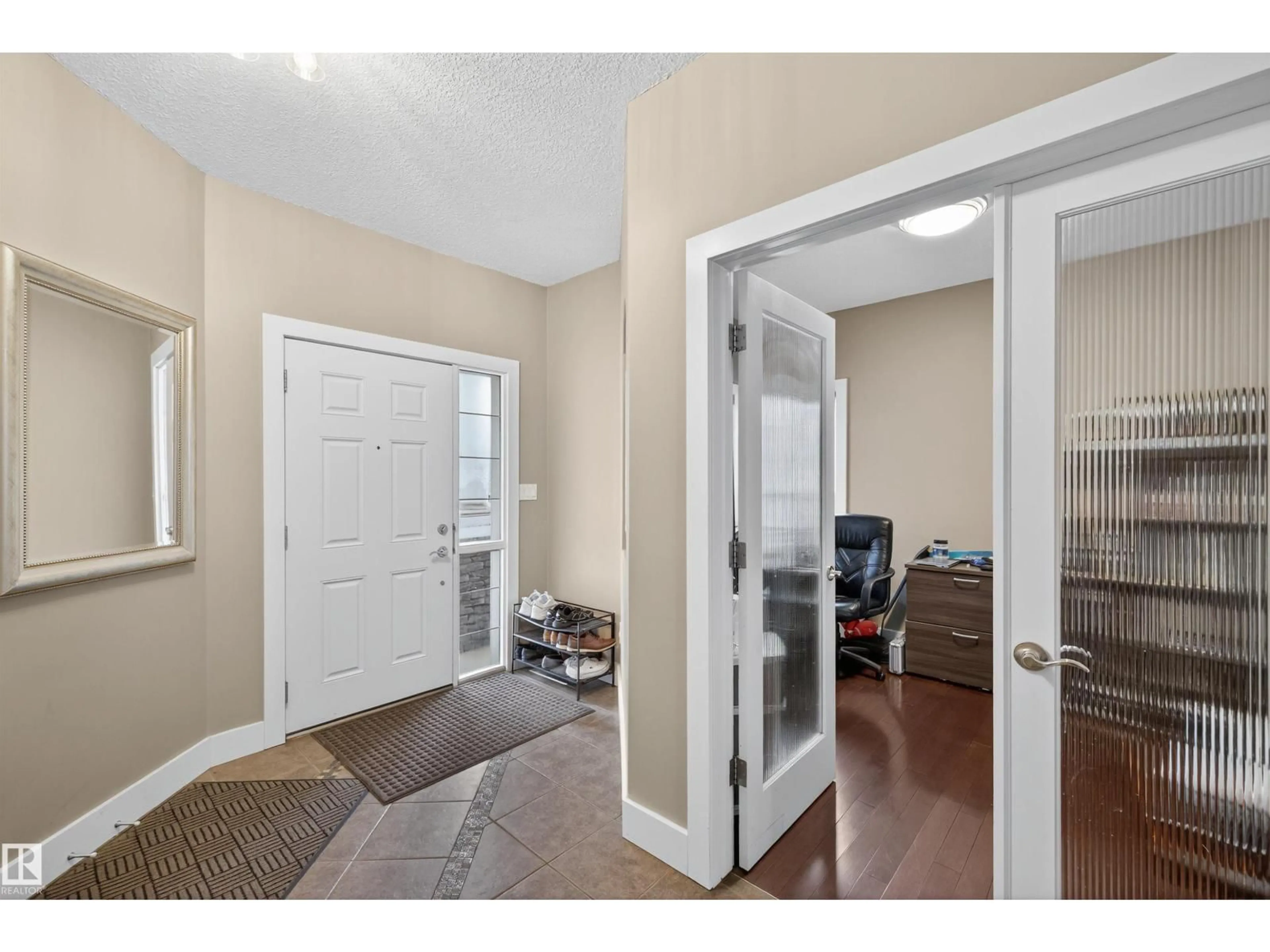 Indoor entryway for 520 STEWART CR, Edmonton Alberta T6X0A8