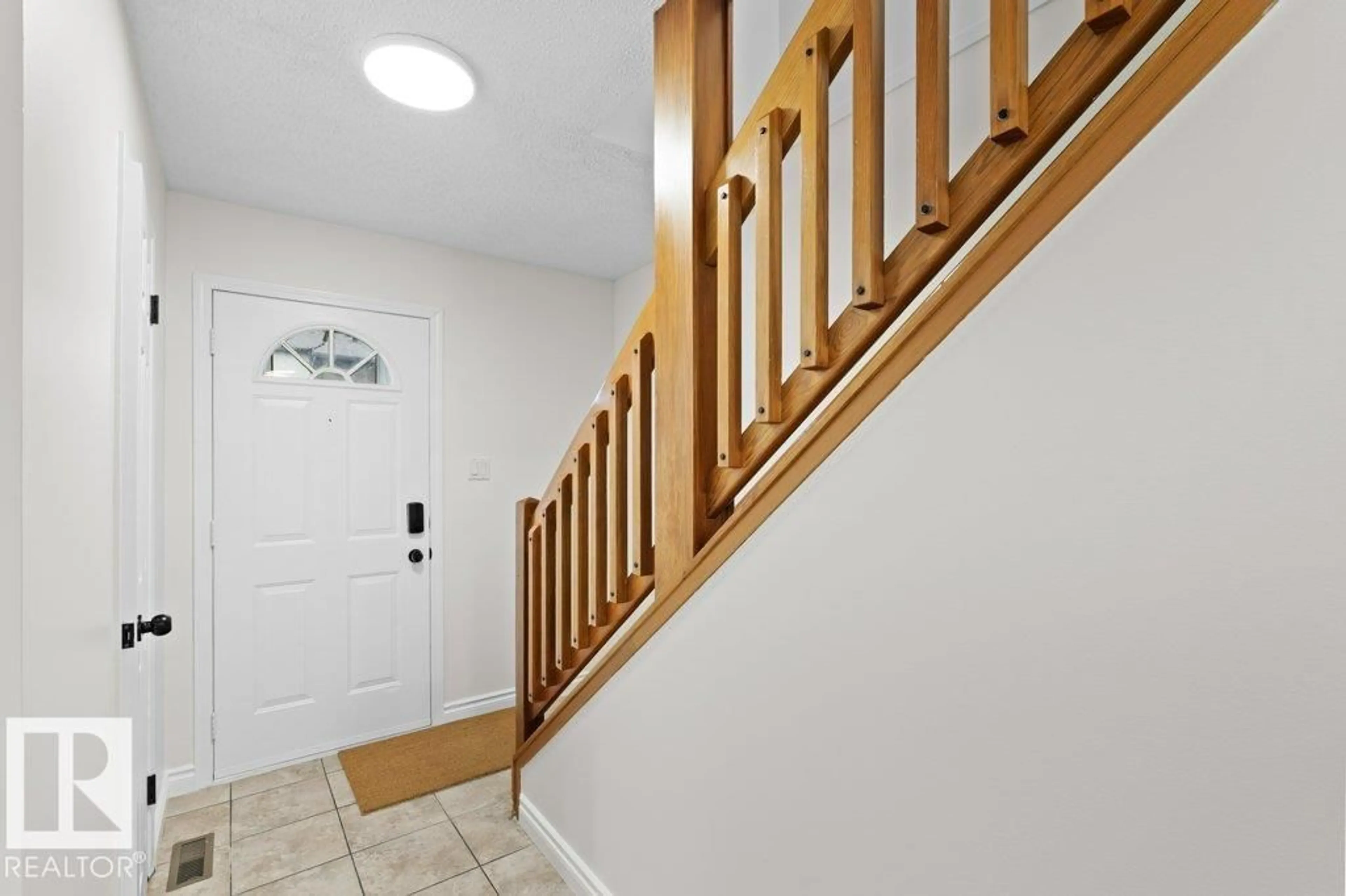 Indoor foyer for 7021 32 AV, Edmonton Alberta T6K2K9