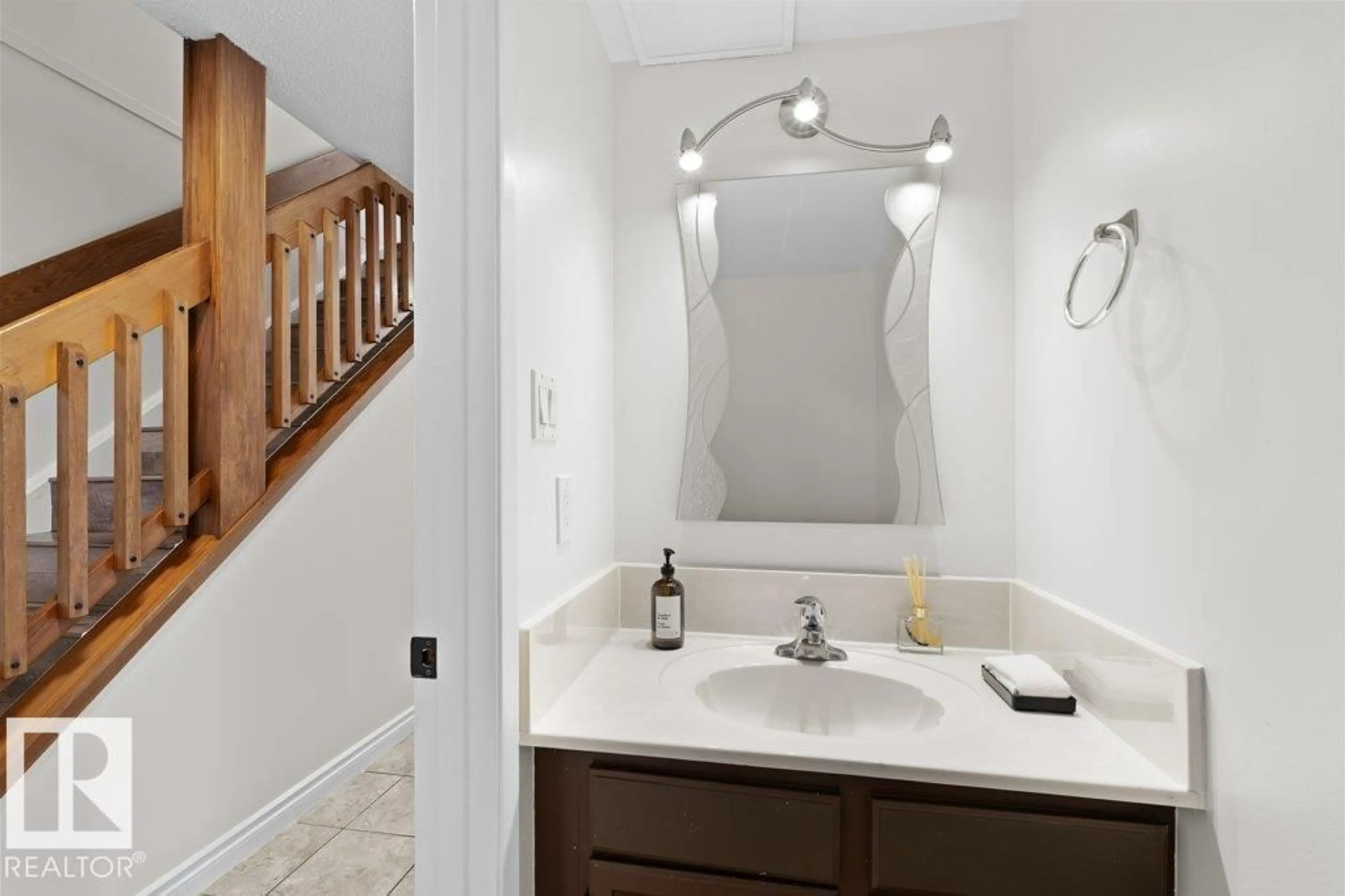 Standard bathroom, ceramic/tile floor for 7021 32 AV, Edmonton Alberta T6K2K9