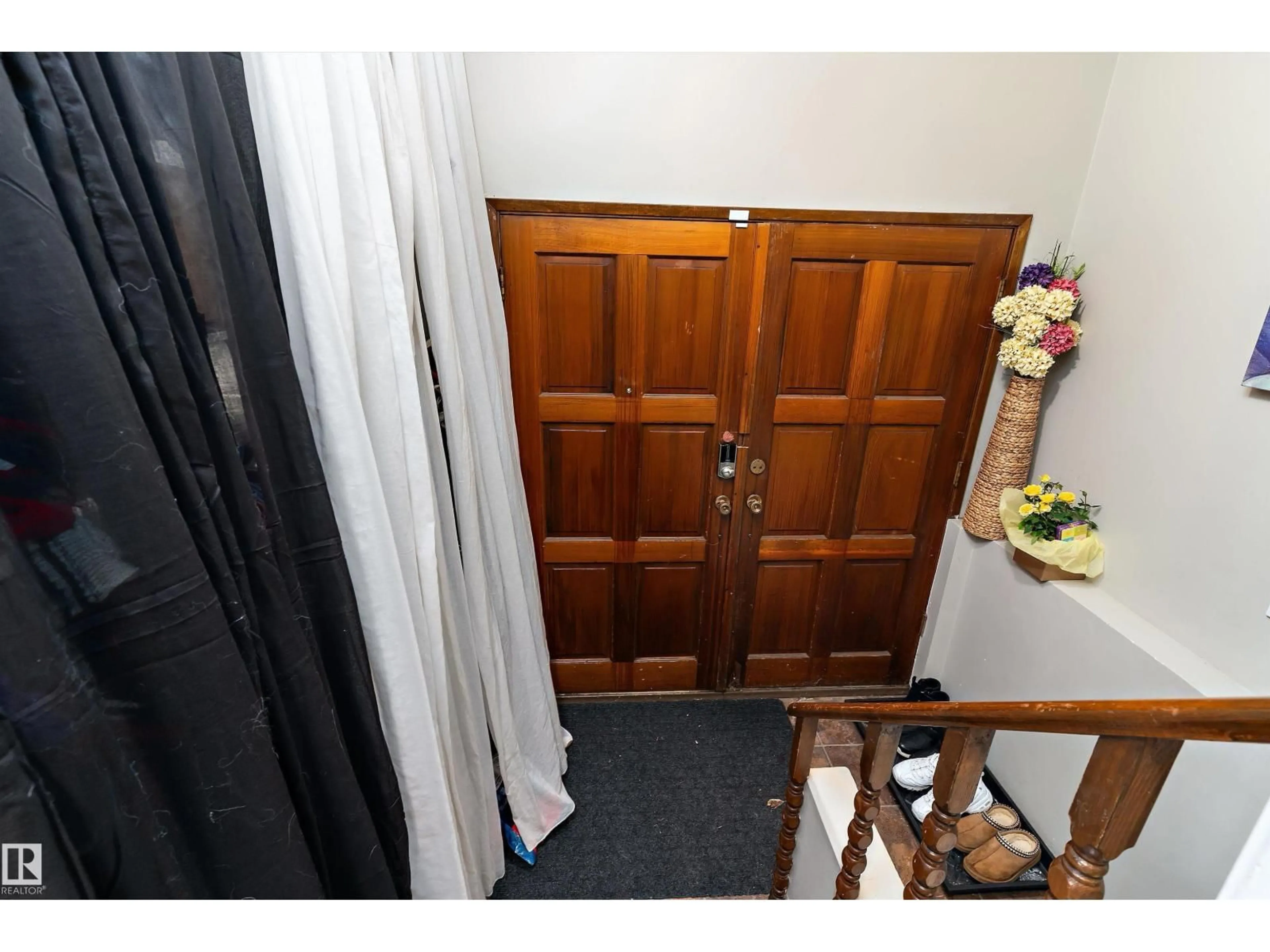 Indoor foyer for 12914 69 ST, Edmonton Alberta T5C0H2