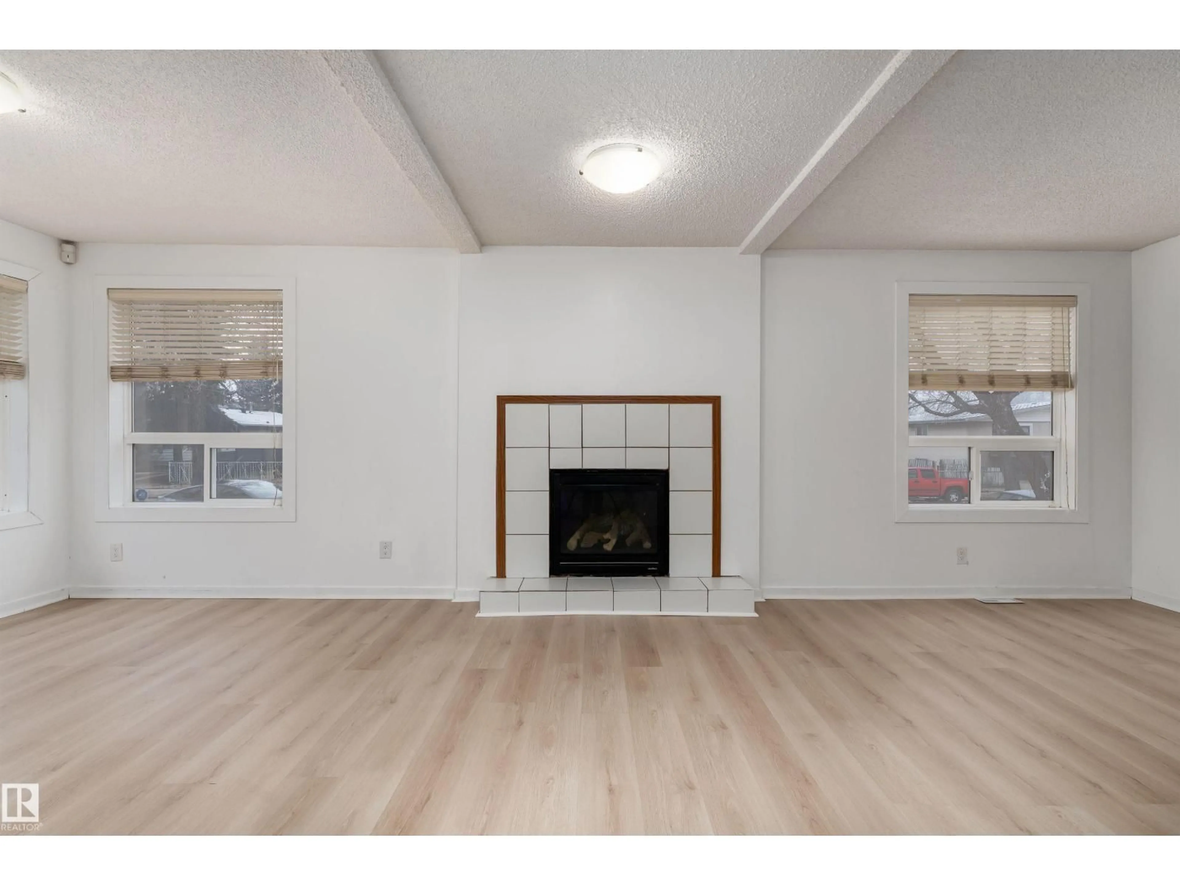 A pic of a room for 11817 44 ST, Edmonton Alberta T5W2S4