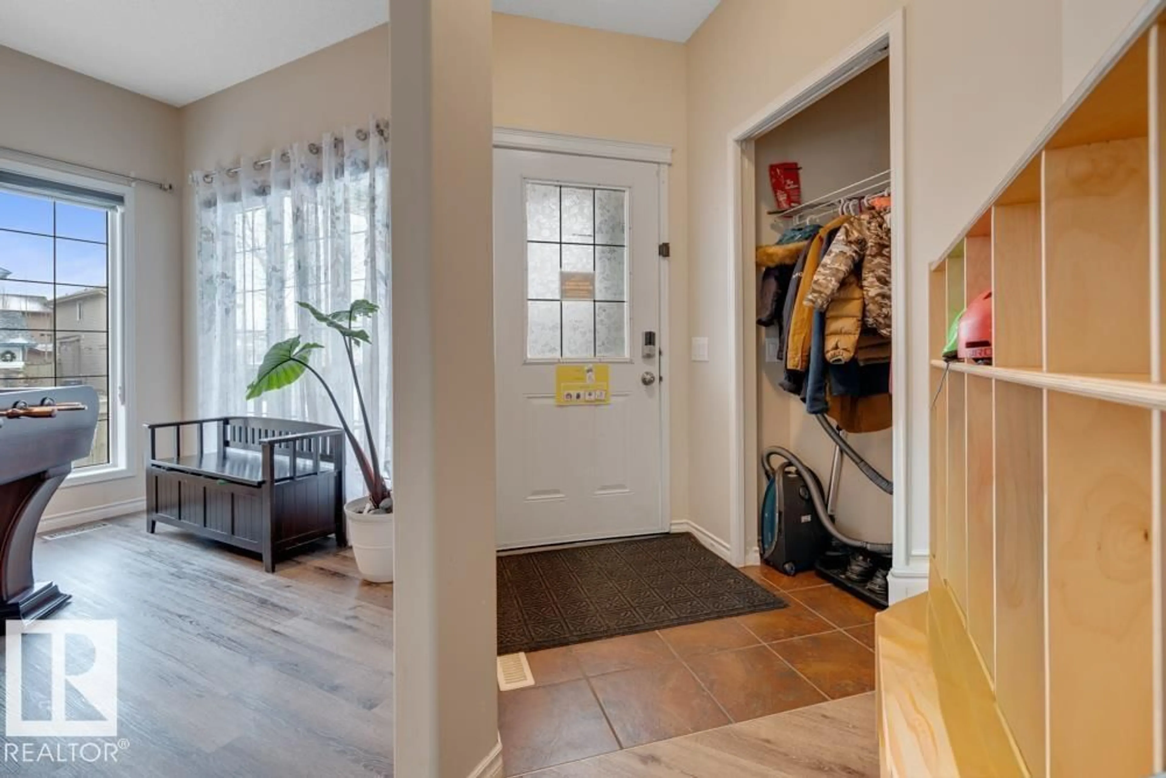 Indoor entryway for 89 ERIN RIDGE DR, St. Albert Alberta T8N2B8