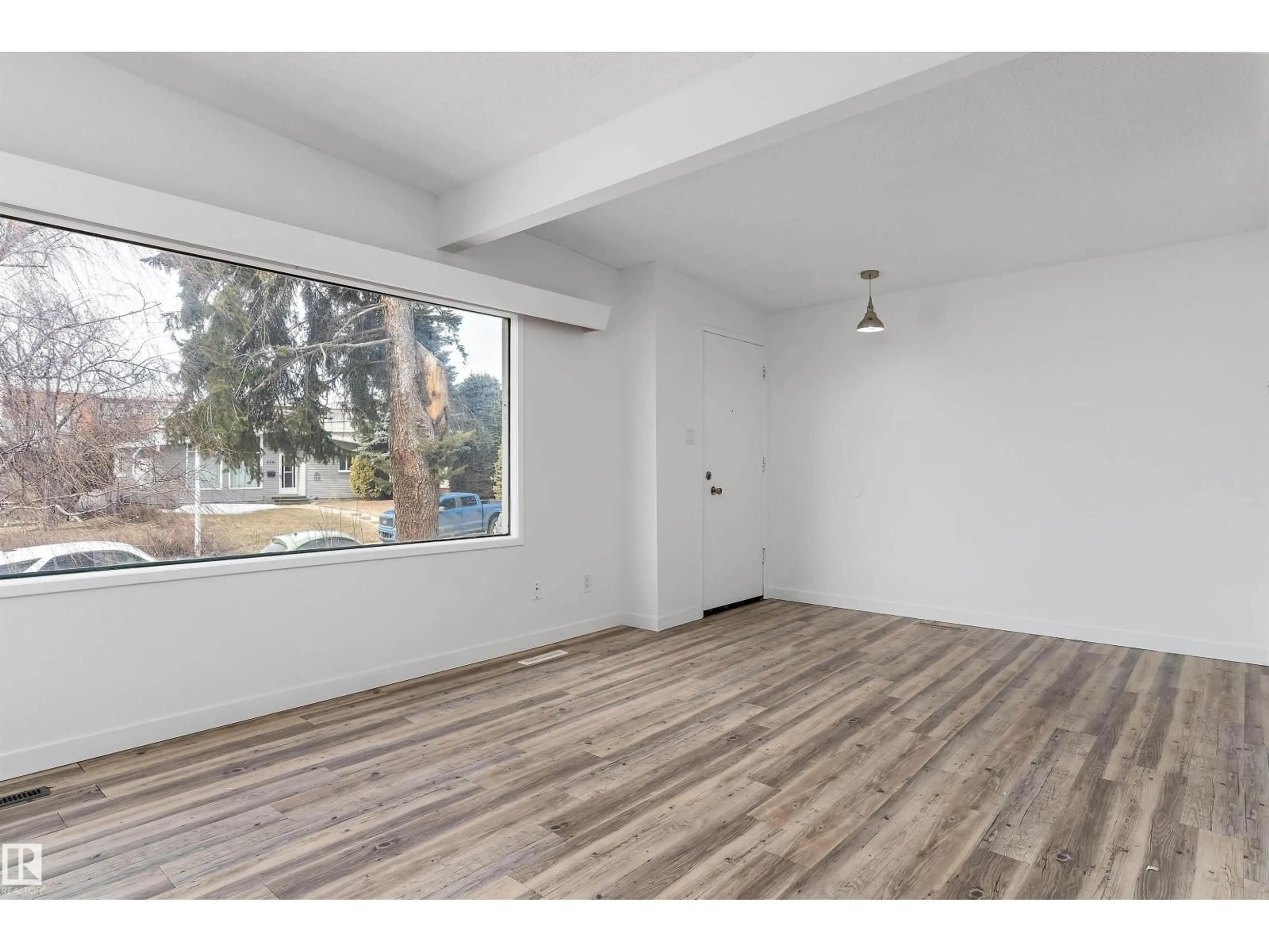 A pic of a room for 6103-6105 97A AV, Edmonton Alberta T6B1E2