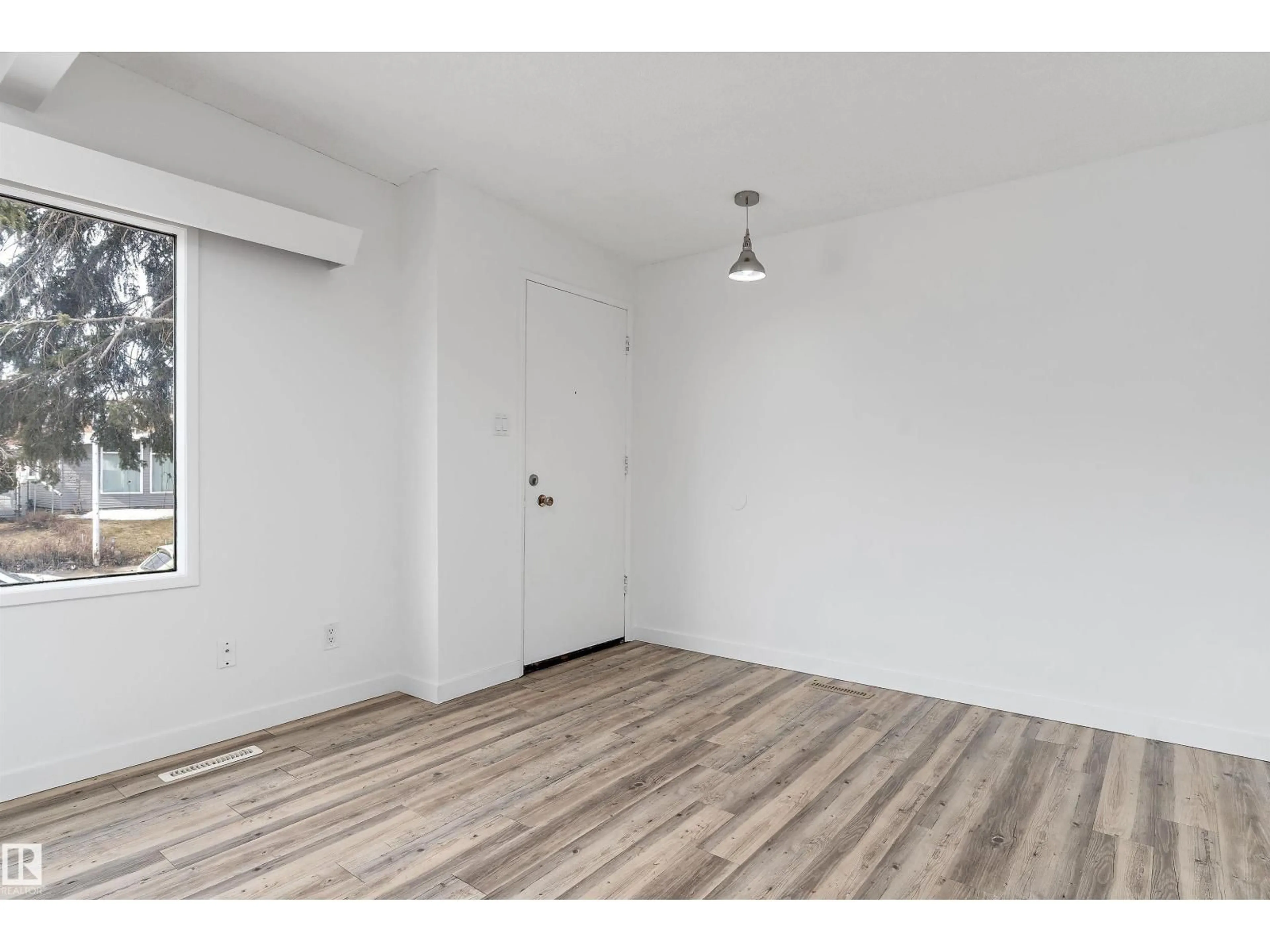 A pic of a room for 6103-6105 97A AV, Edmonton Alberta T6B1E2