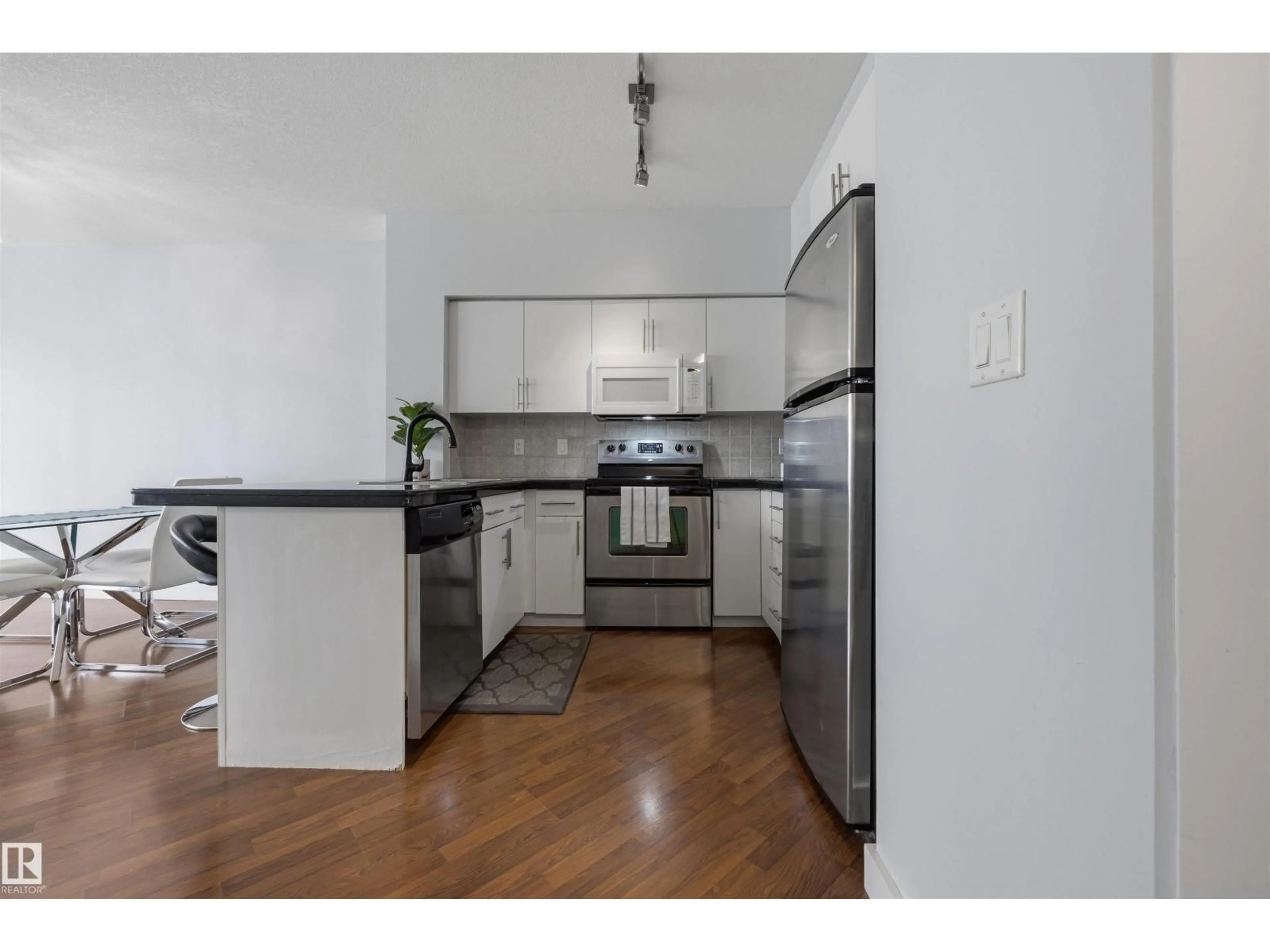 Standard kitchen, wood/laminate floor for 1403 - 10136 104 ST NW, Edmonton Alberta T5J0B5