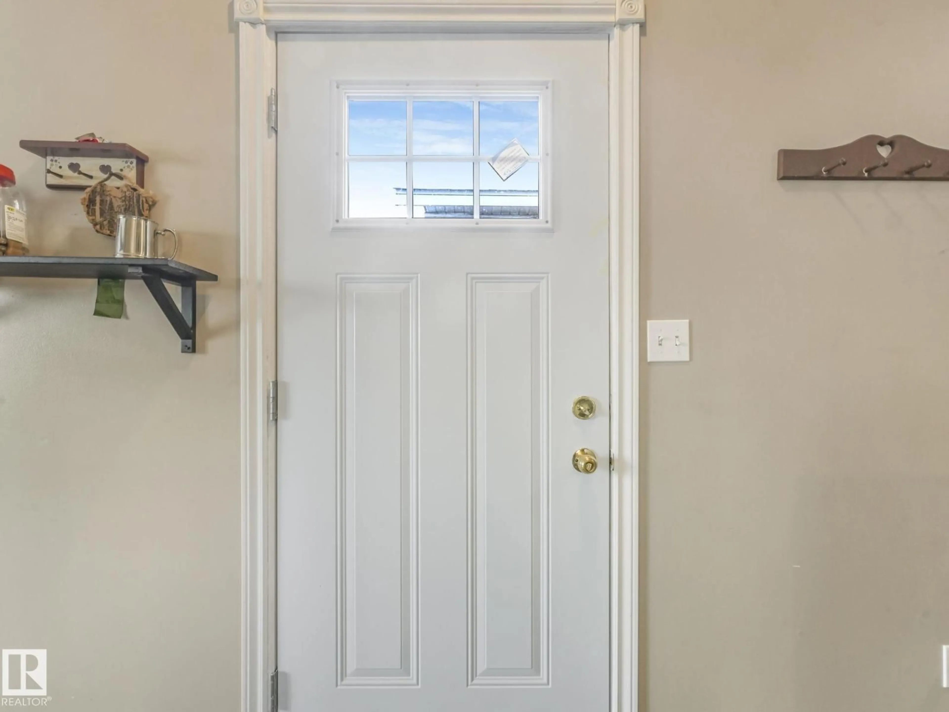 Indoor entryway for 4105 41 AV, Edmonton Alberta T6L5M3