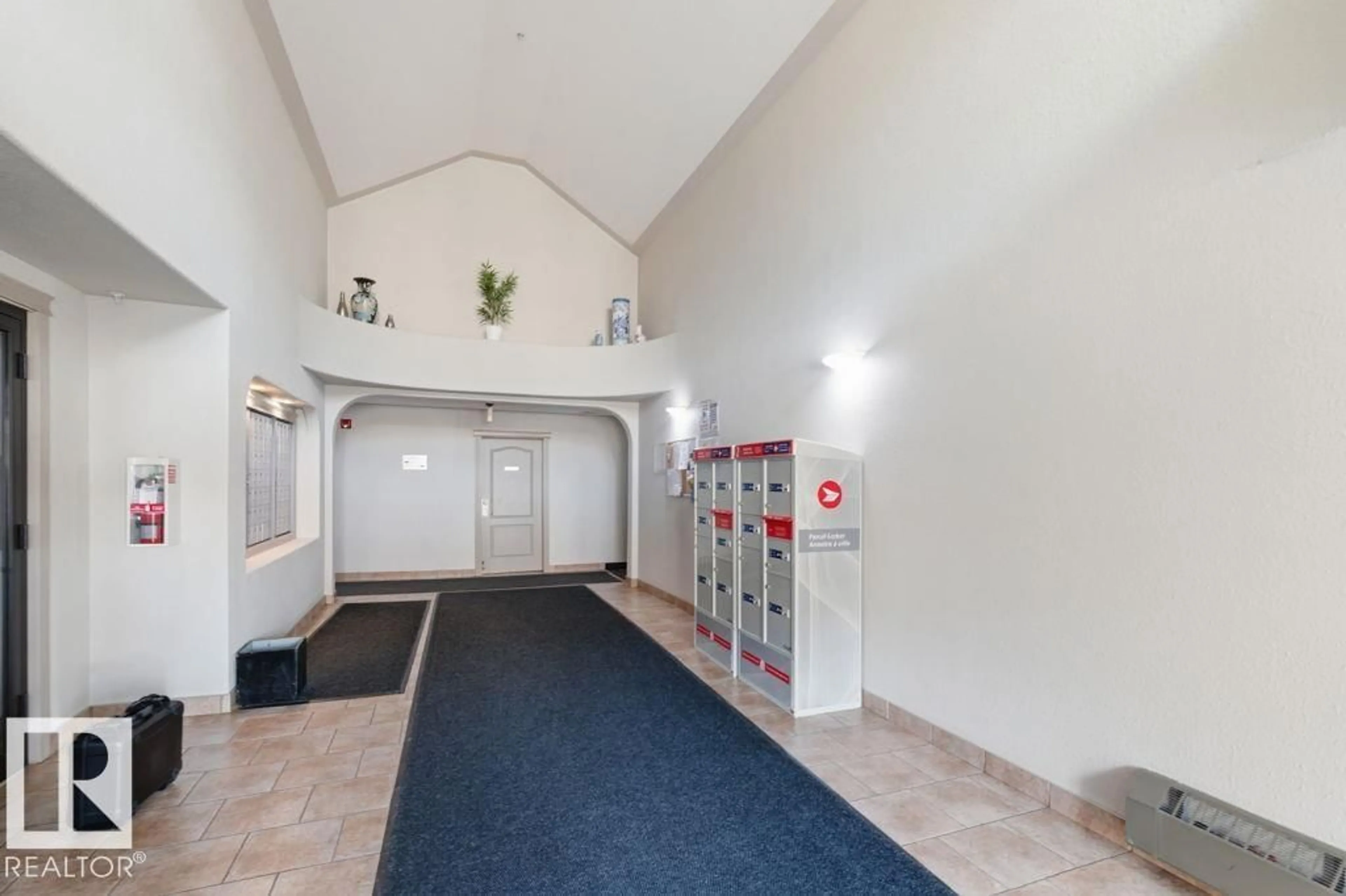 Indoor foyer for NW - 410 12550 140 AVENUE, Edmonton Alberta T5X6J4