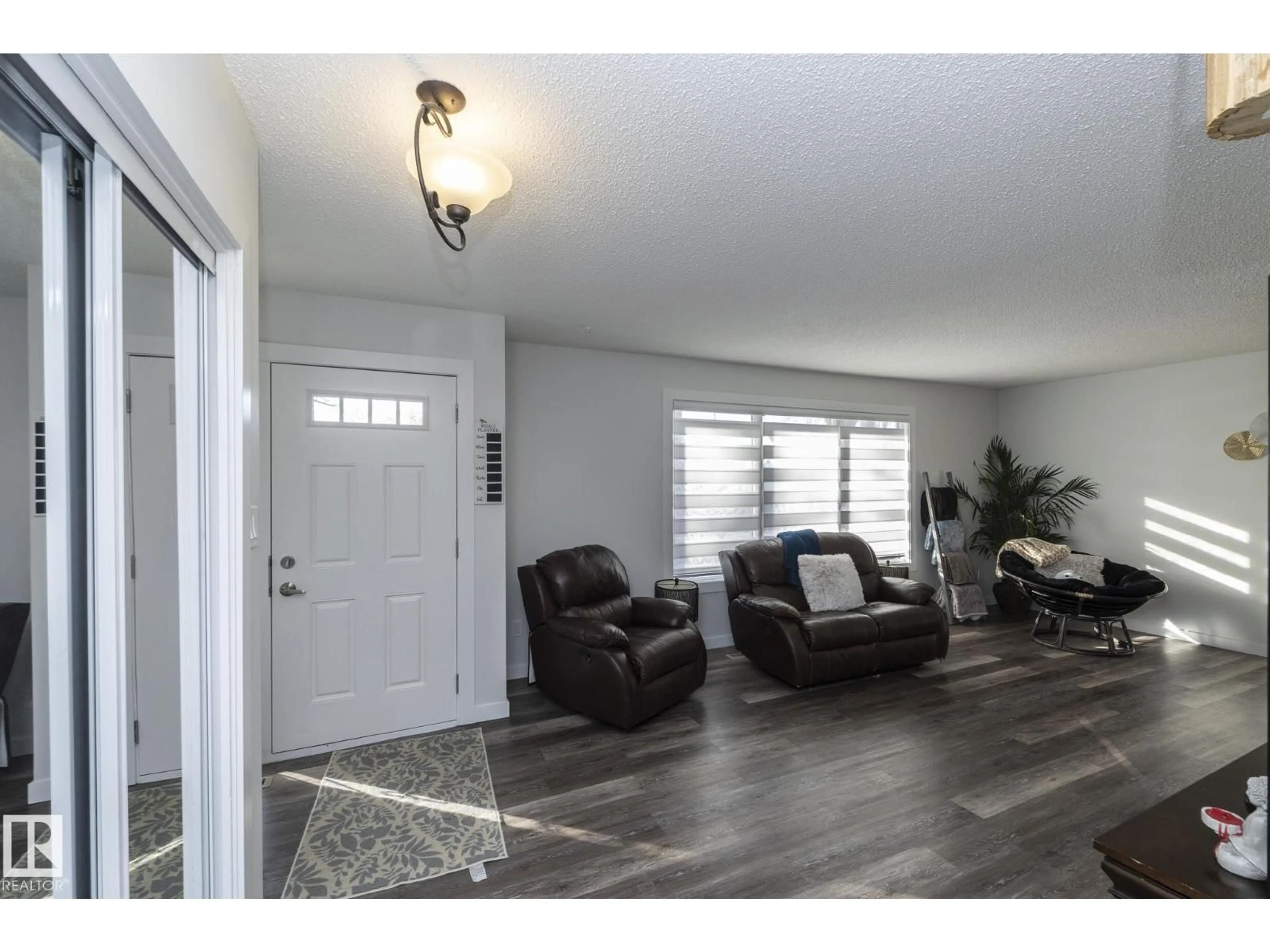 Indoor entryway for 11427 90 ST, Edmonton Alberta T5B3X8