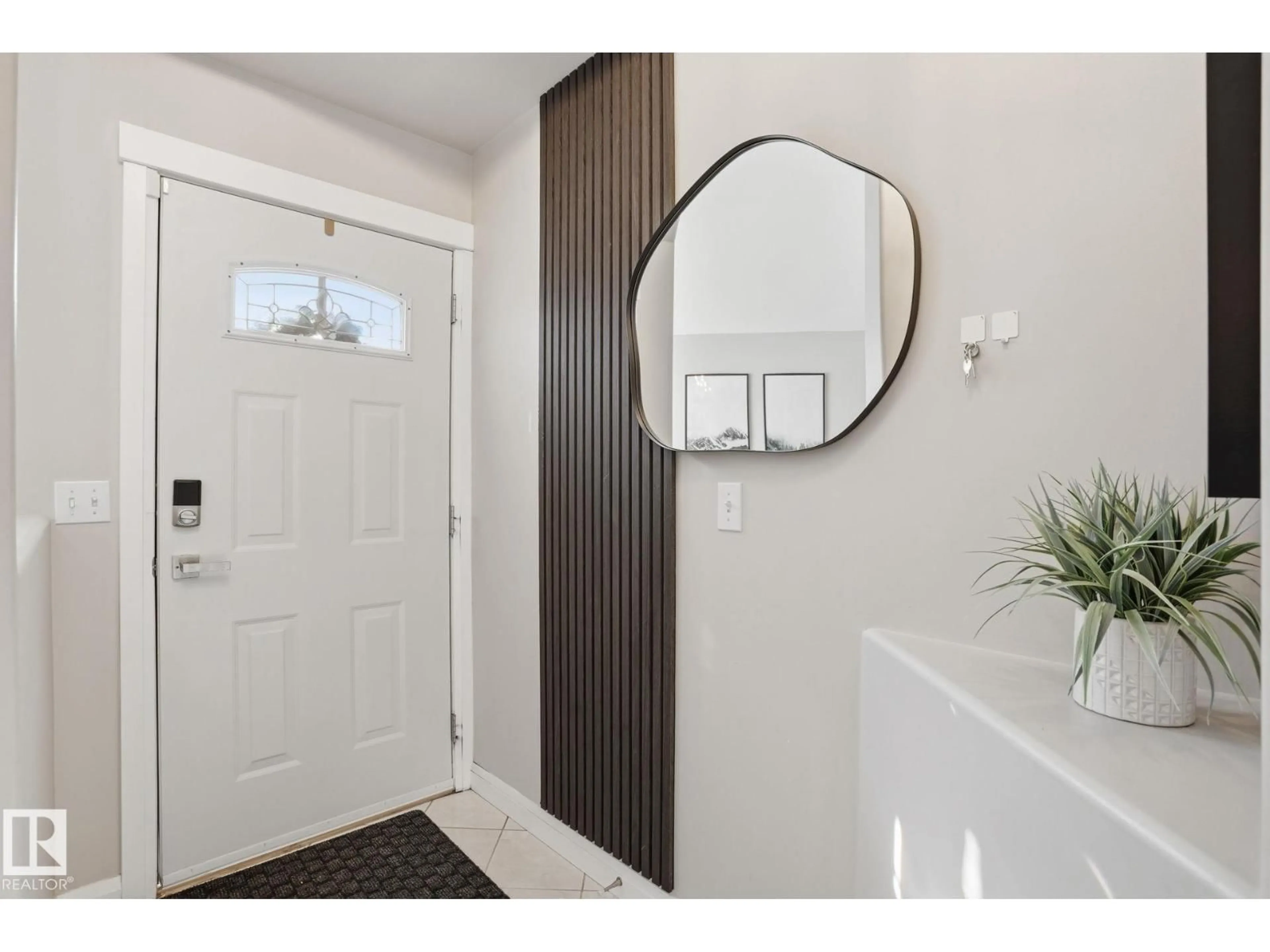 Indoor entryway for 12 EVERGREEN DR, St. Albert Alberta T8N6E3