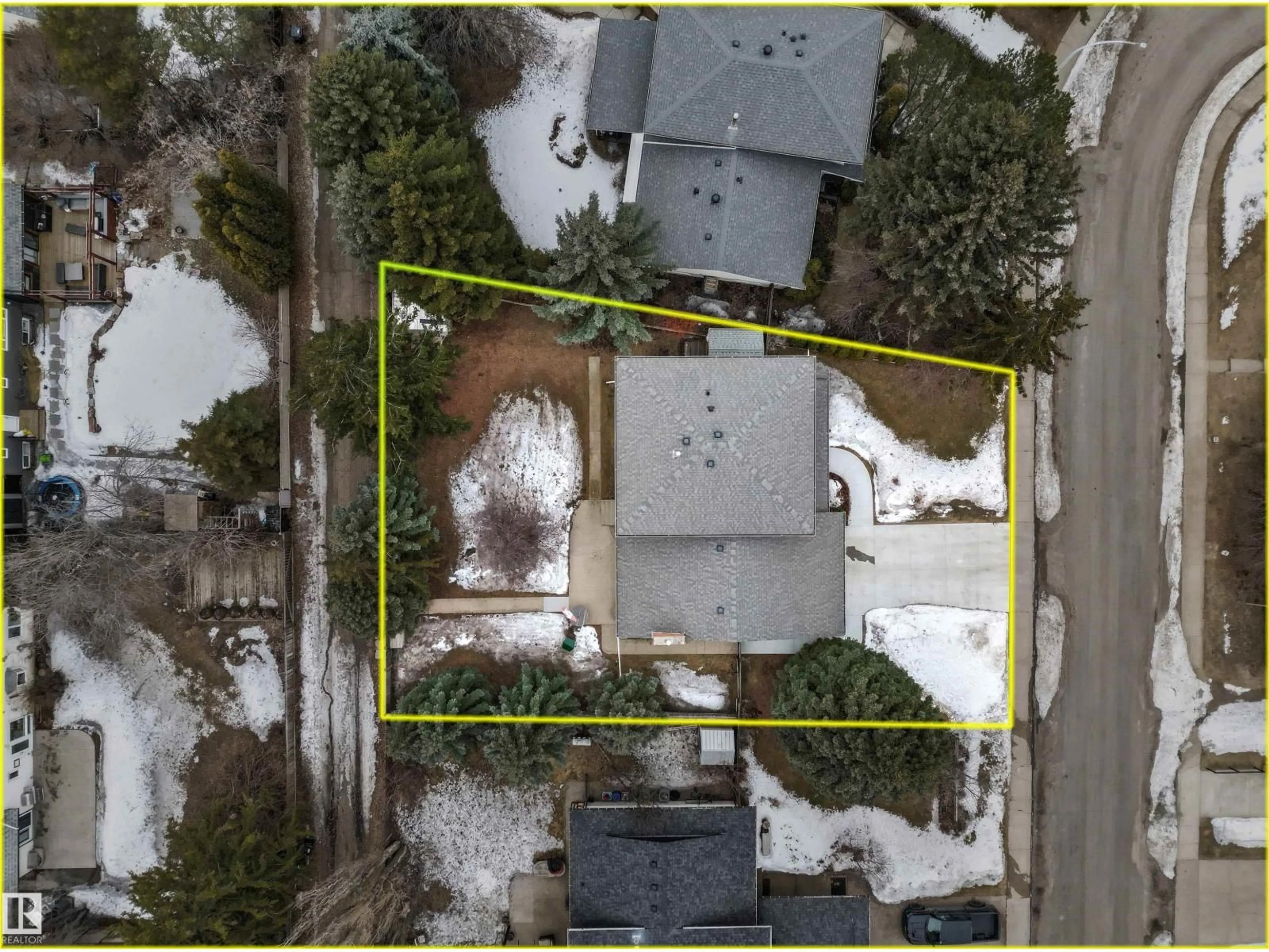 A pic from outside/outdoor area/front of a property/back of a property/a pic from drone, street for 6312 147 ST, Edmonton Alberta T6M4S3