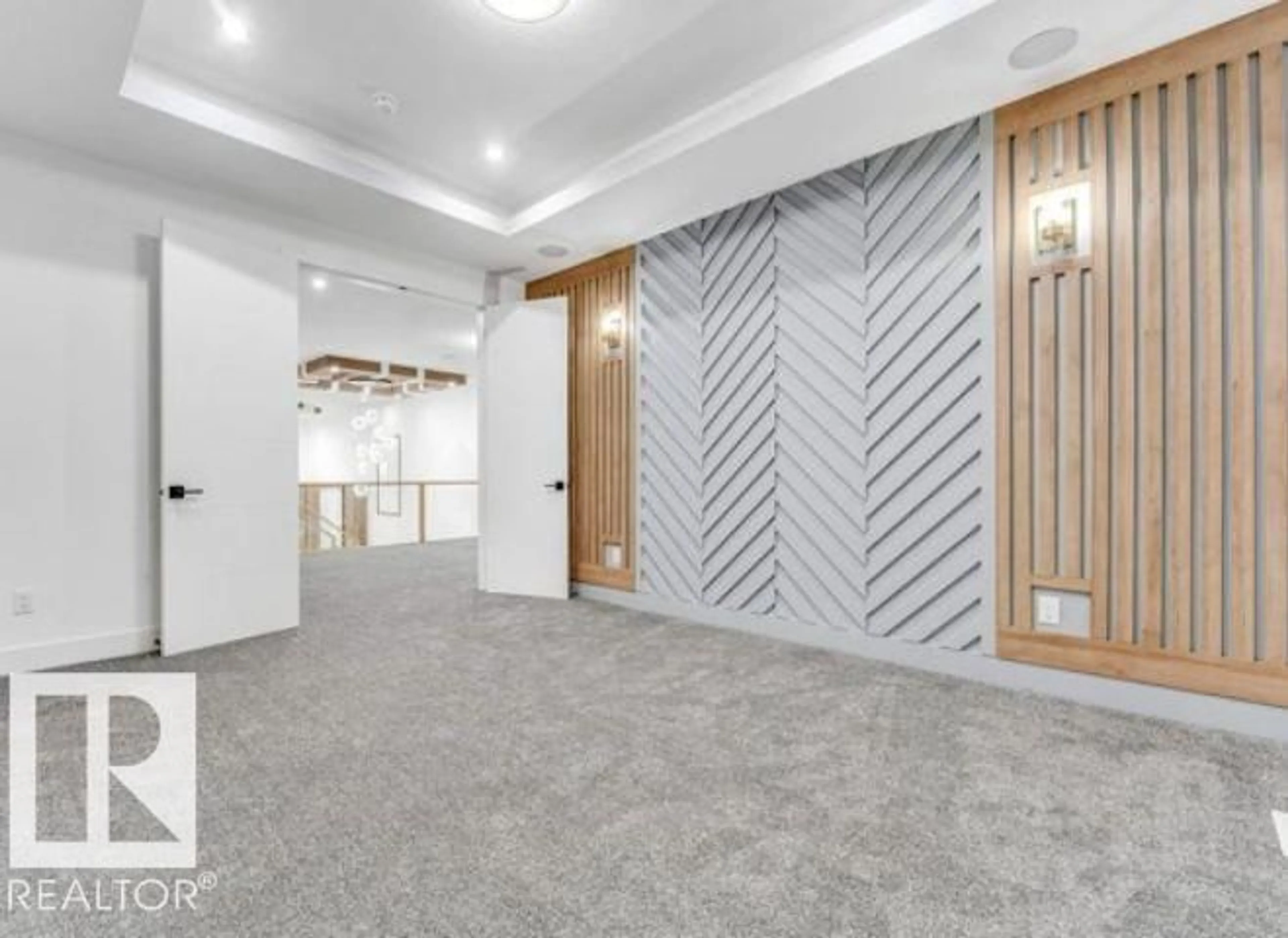 Indoor foyer for 8418 MAYDAY LI, Edmonton Alberta T6X2H6