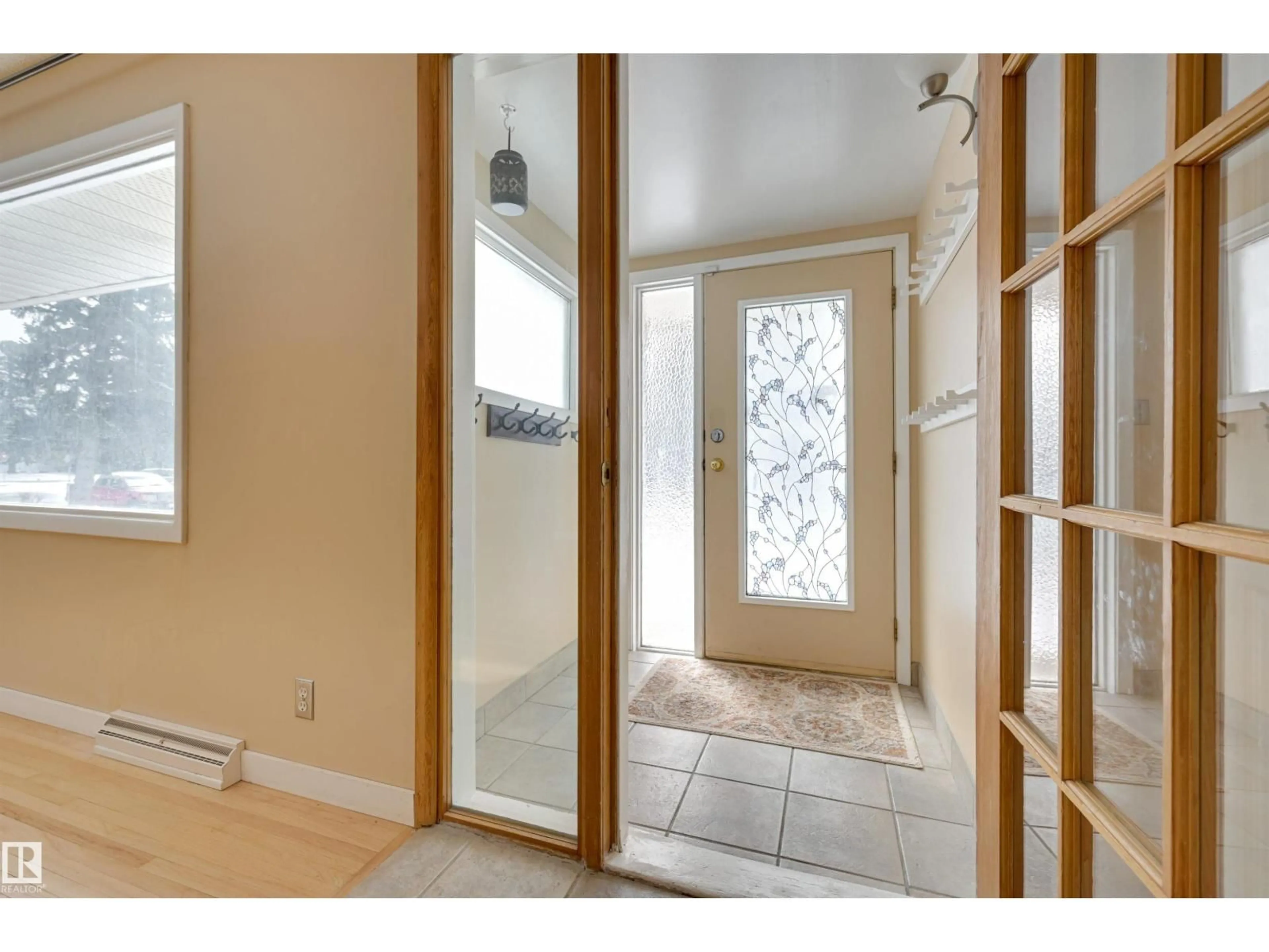 Indoor entryway for 15914 92A AV, Edmonton Alberta T5R5G3