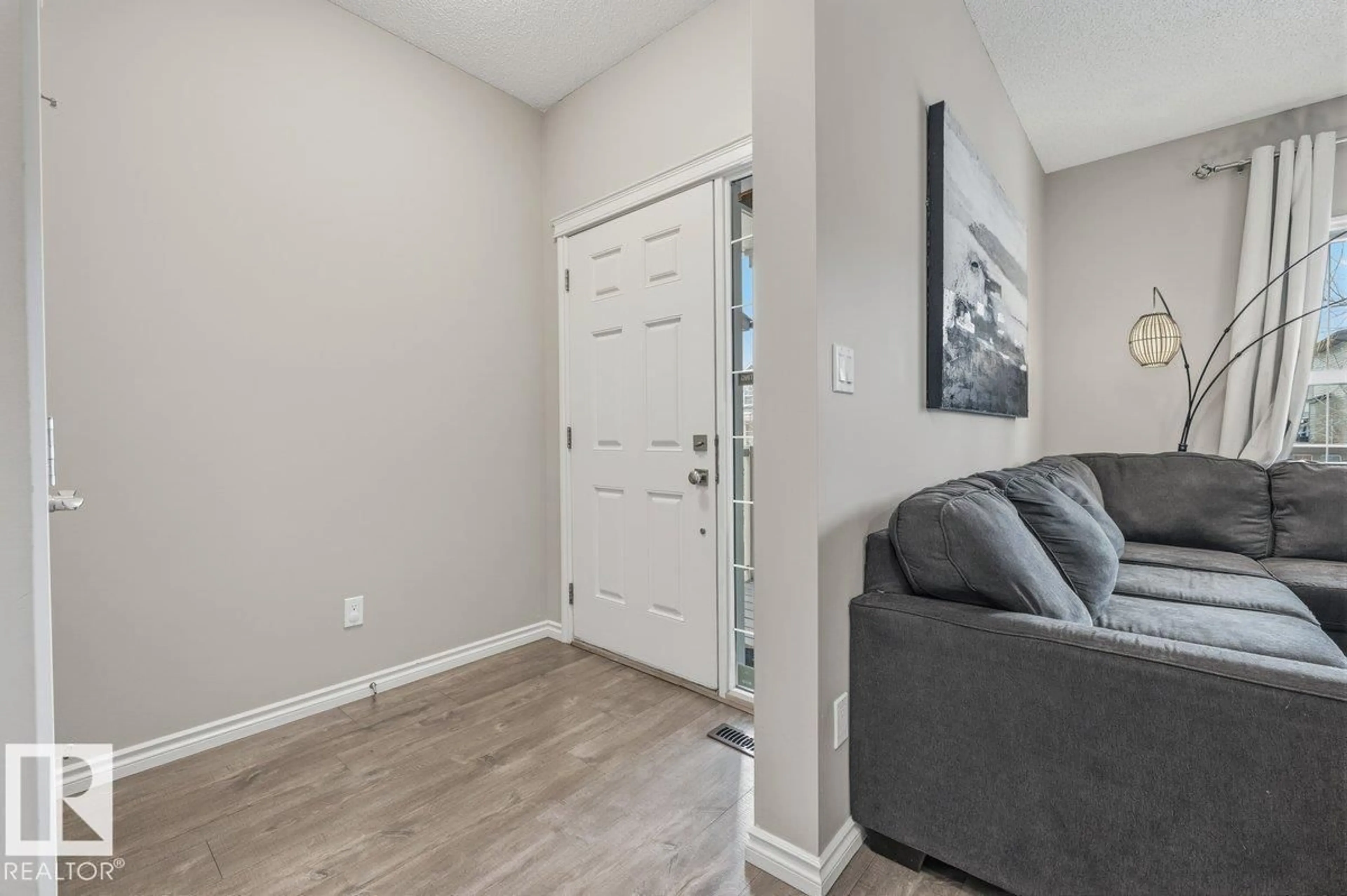 Indoor entryway for 664 SECORD BV, Edmonton Alberta T5T6Z6