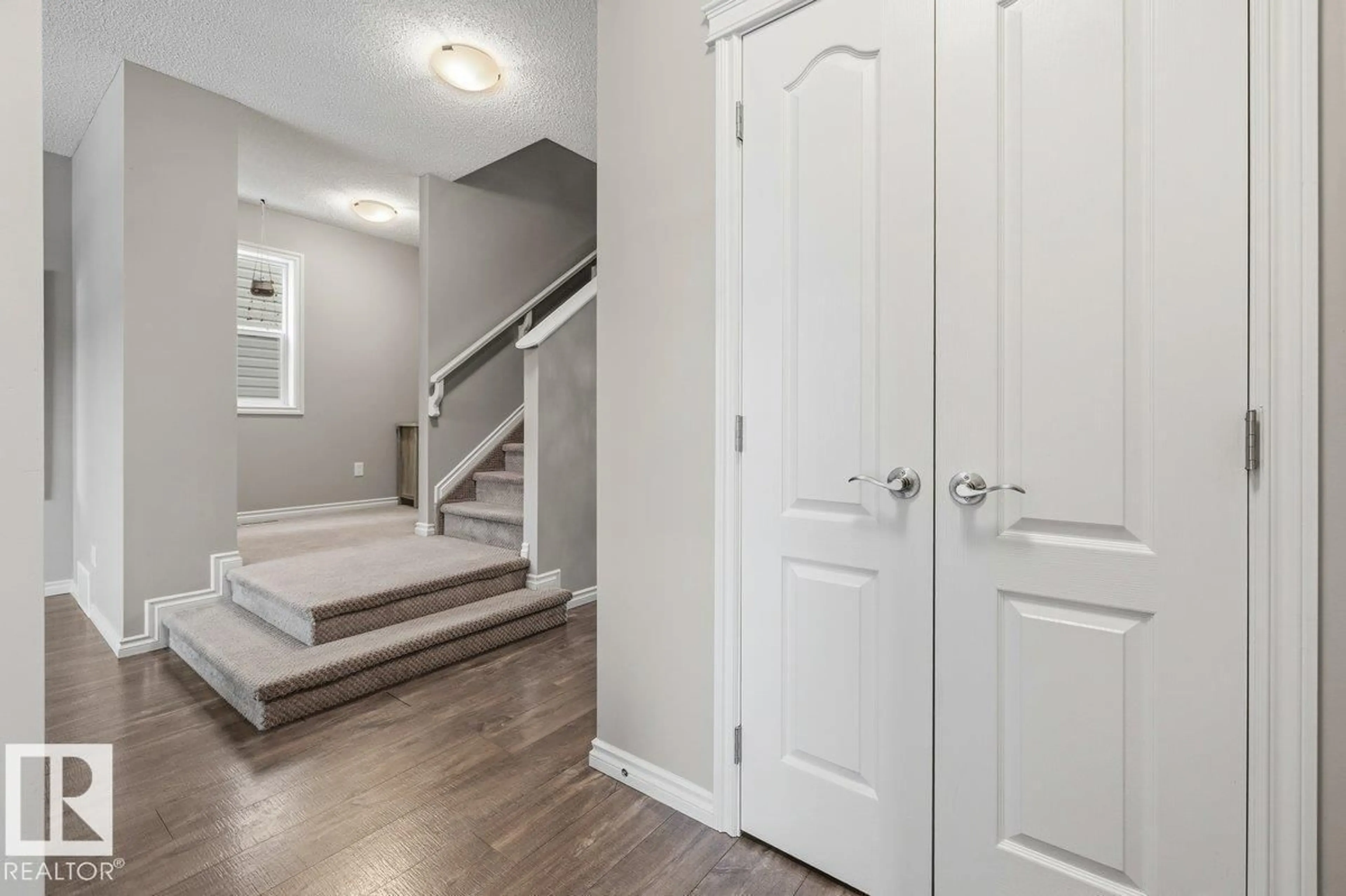 Indoor entryway for 664 SECORD BV, Edmonton Alberta T5T6Z6