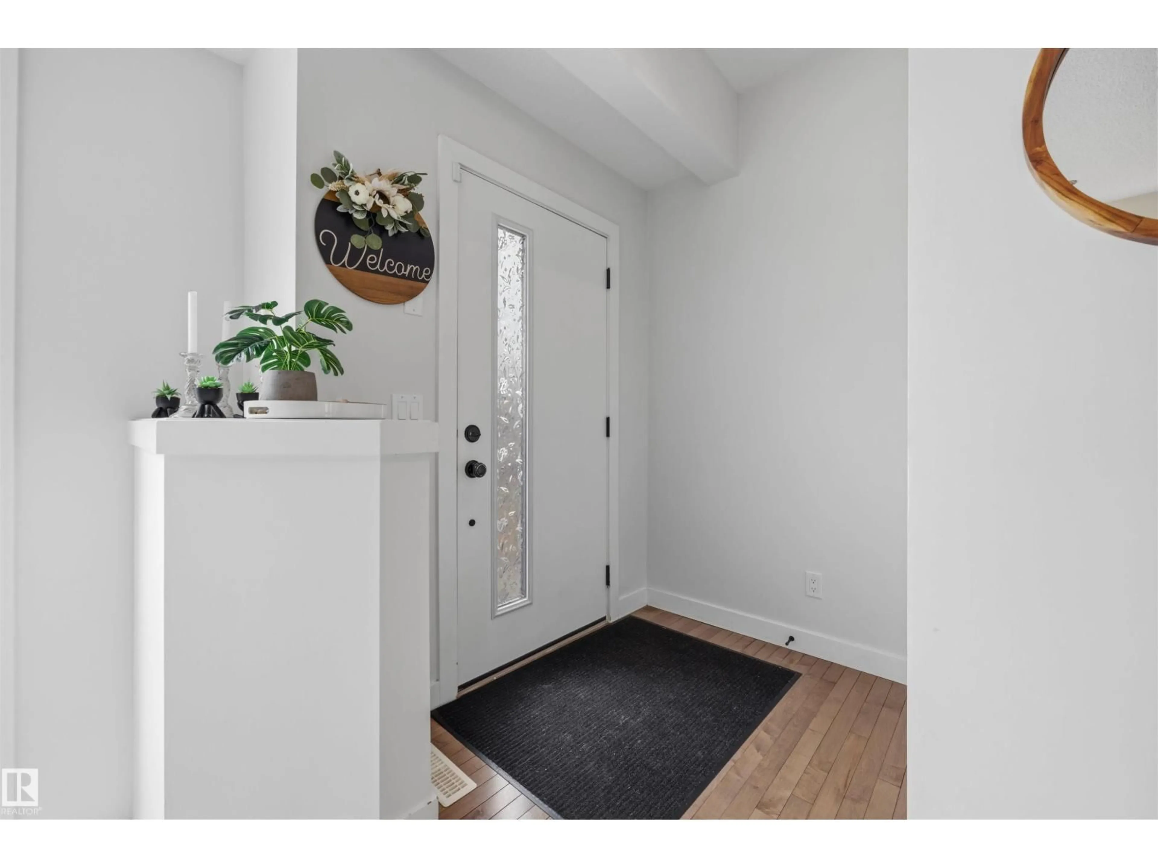Indoor entryway for 7123 CARDINAL WY, Edmonton Alberta T6W1Z3
