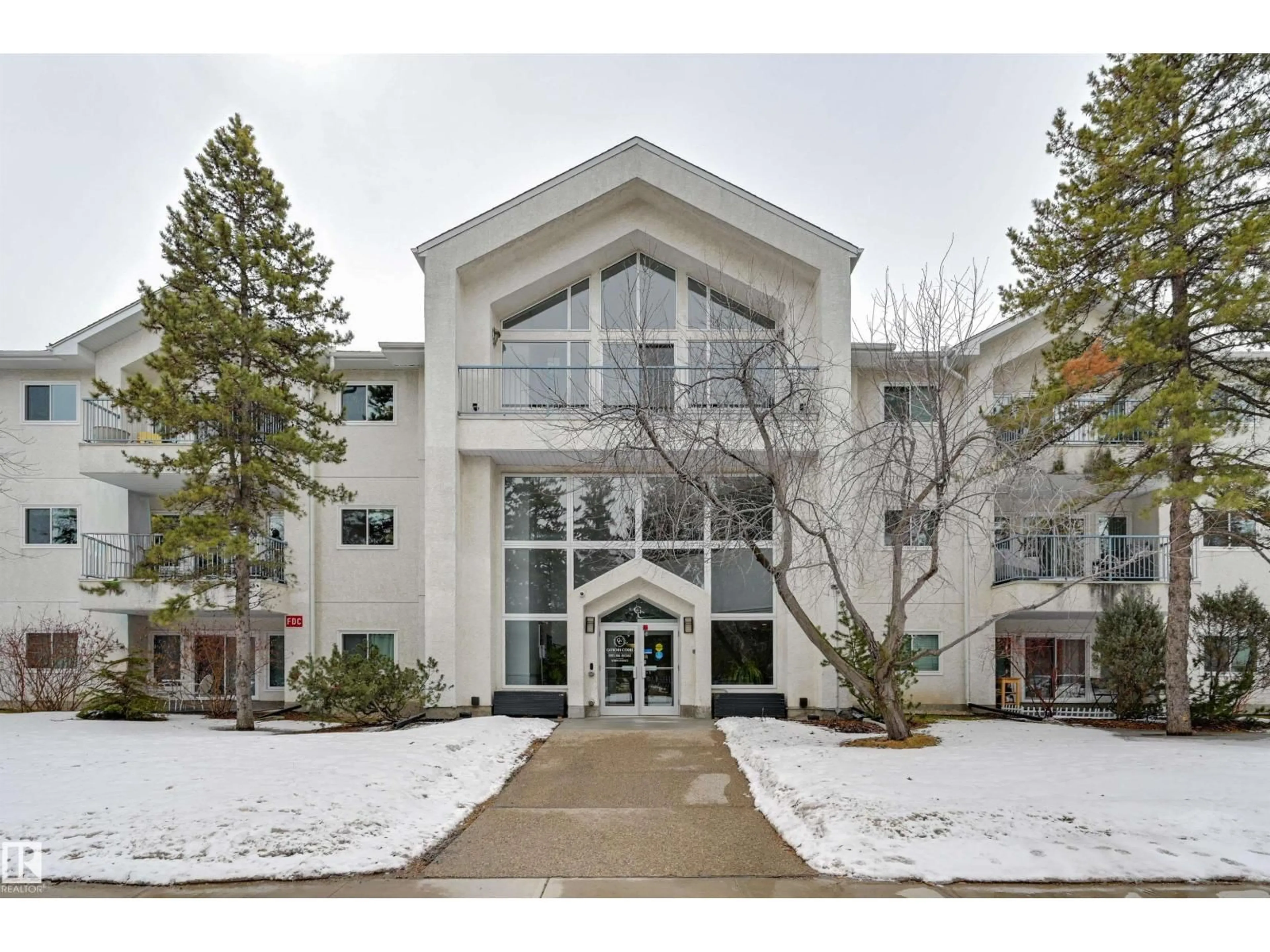 Indoor foyer for #106 - 11915 106 AV, Edmonton Alberta T5H0S2