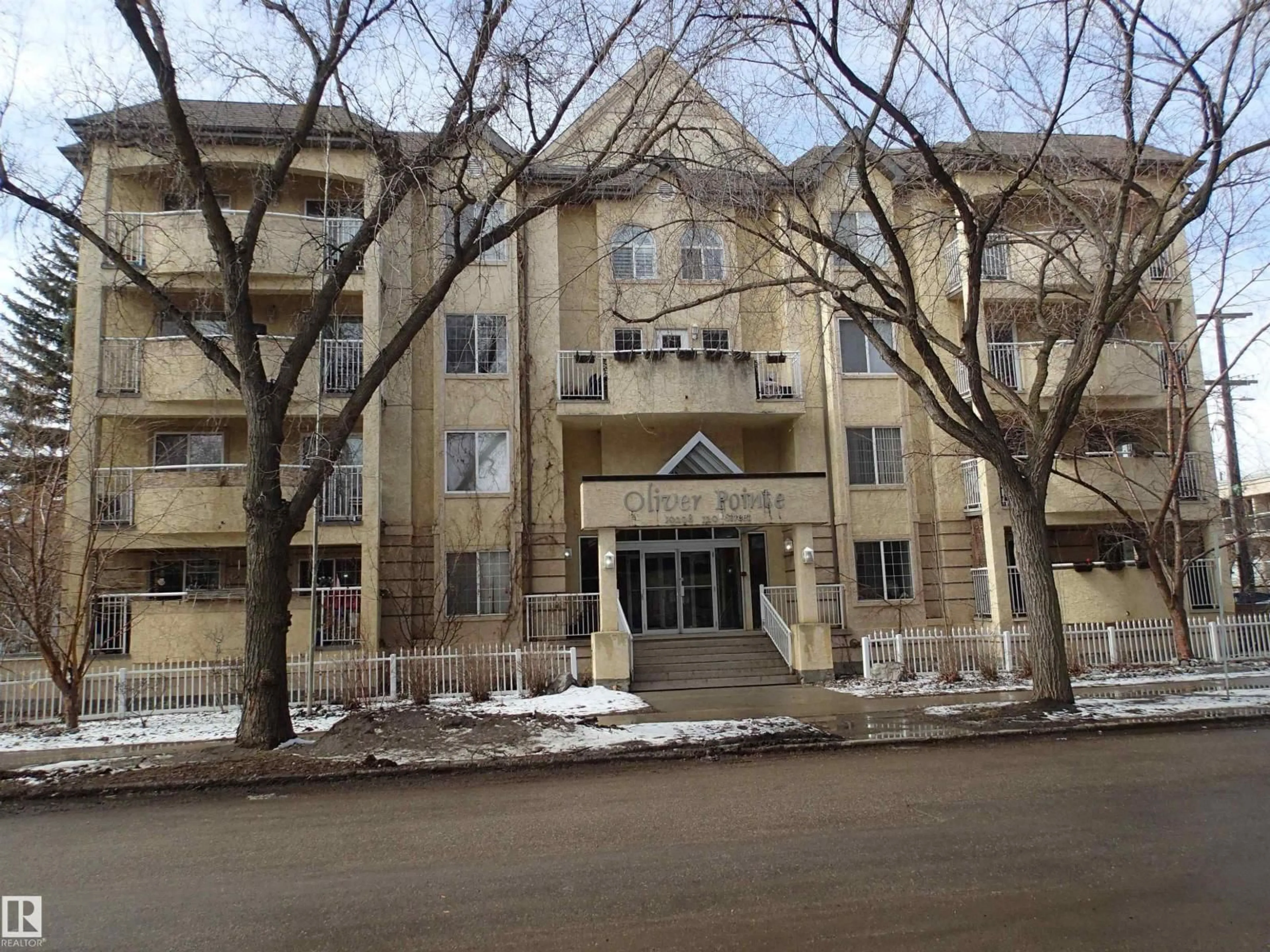 Indoor foyer for #206 - 10208 120 ST NW, Edmonton Alberta T5K2W2