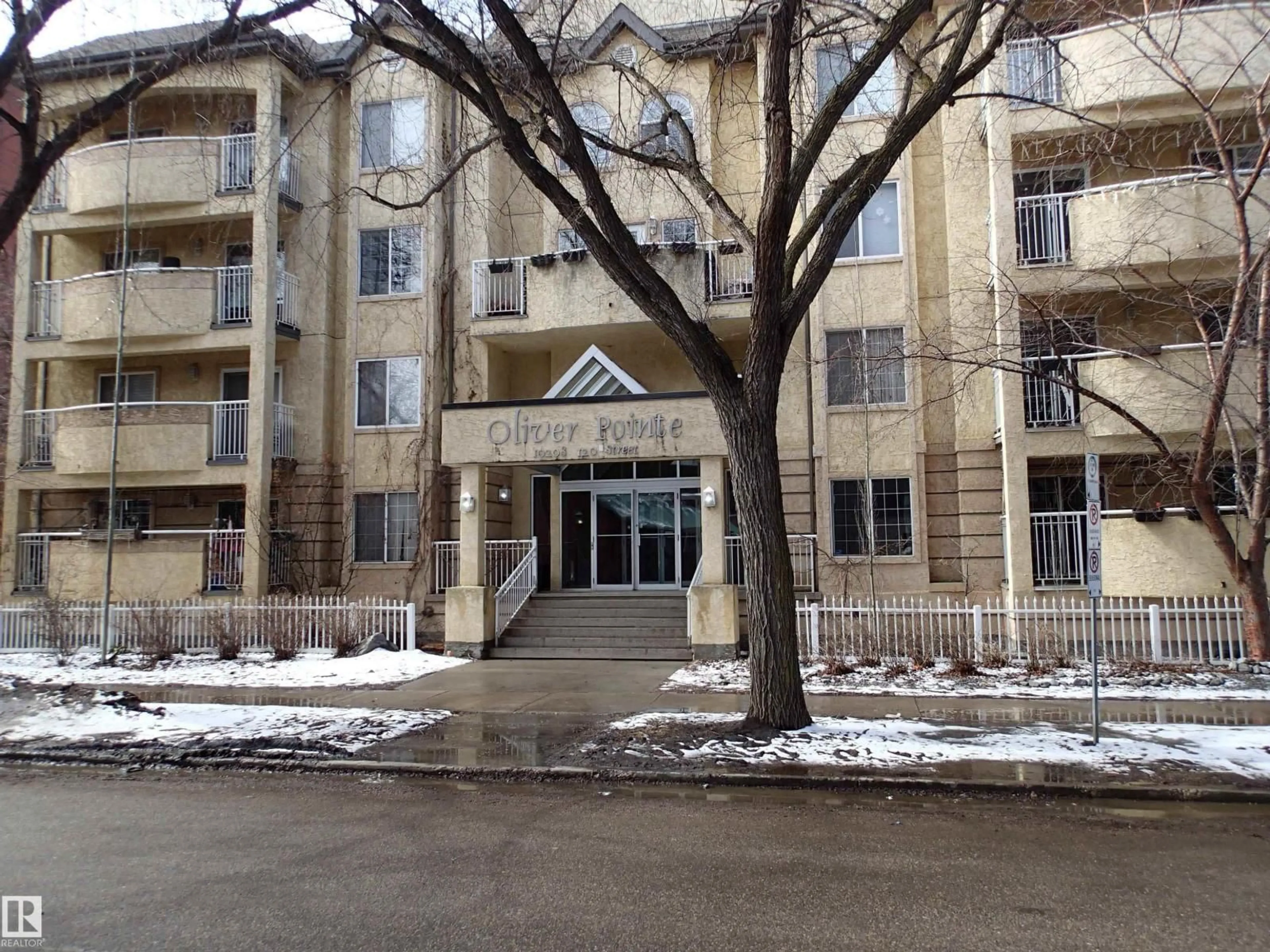 Indoor foyer for #206 - 10208 120 ST NW, Edmonton Alberta T5K2W2