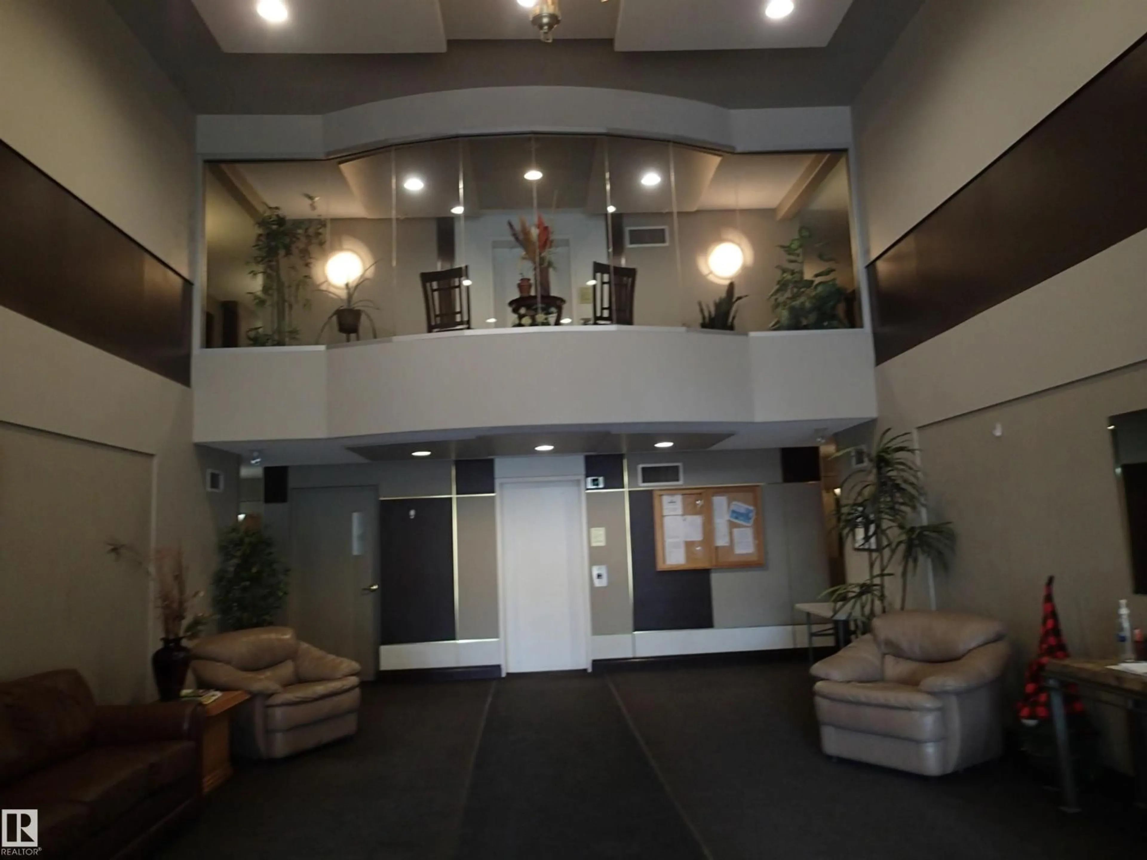 Indoor foyer for #206 - 10208 120 ST NW, Edmonton Alberta T5K2W2