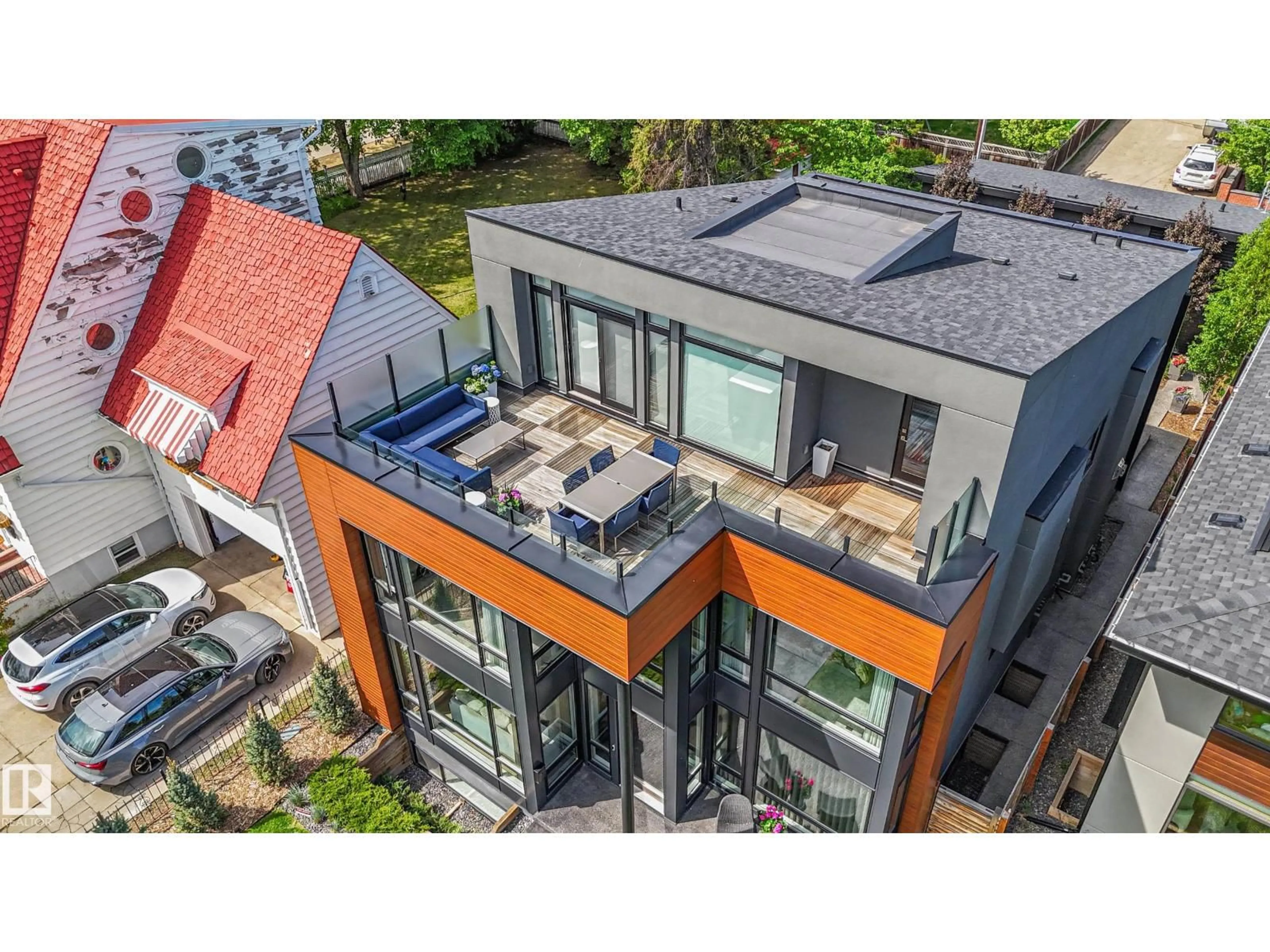 A pic from outside/outdoor area/front of a property/back of a property/a pic from drone, unknown for 13508 RAVINE DR, Edmonton Alberta T5N3L8