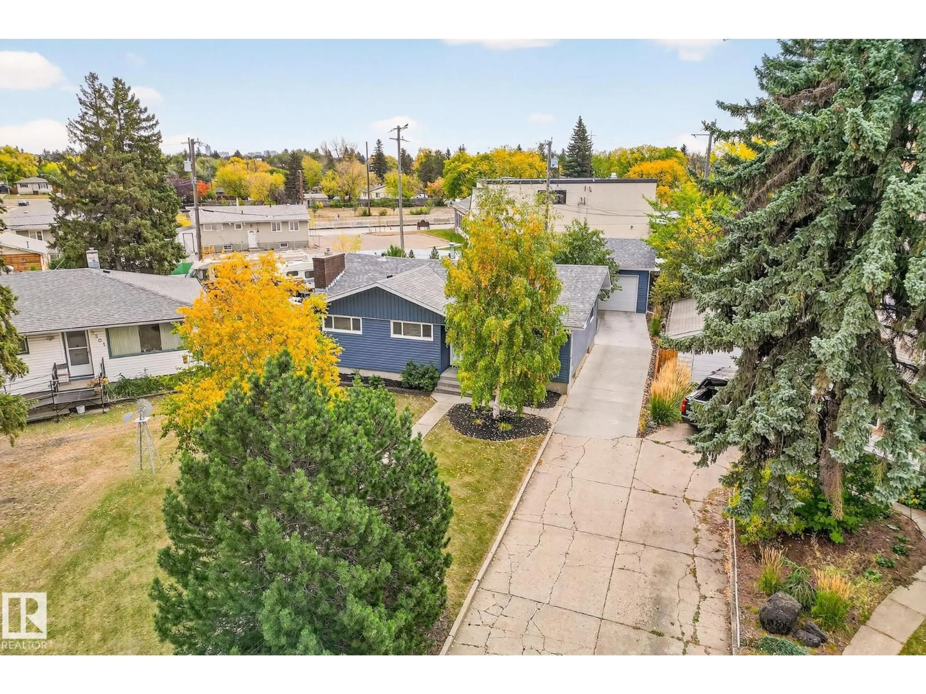 A pic from outside/outdoor area/front of a property/back of a property/a pic from drone, street for 15701 92A AV, Edmonton Alberta T5R5G1