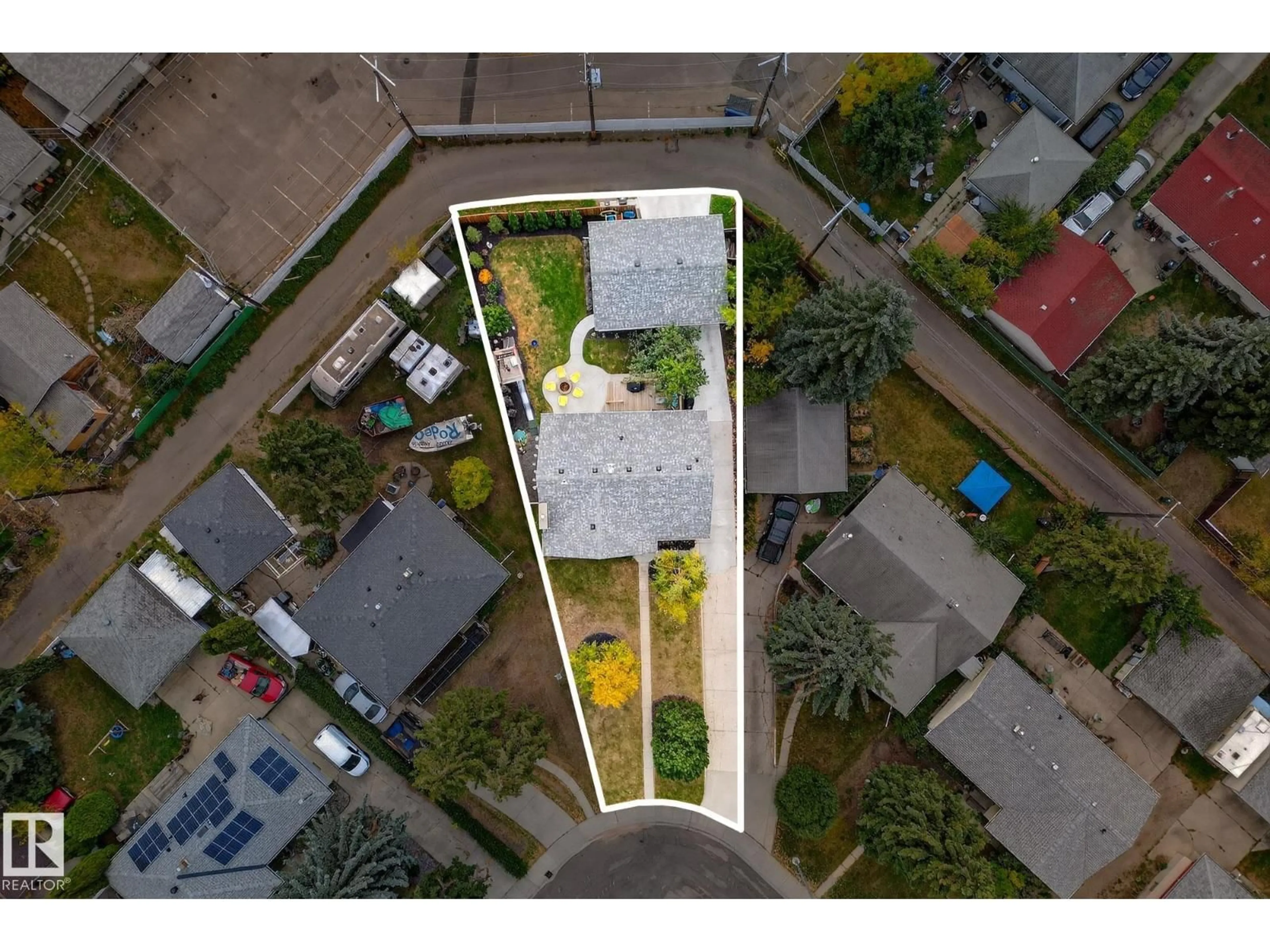 A pic from outside/outdoor area/front of a property/back of a property/a pic from drone, street for 15701 92A AV, Edmonton Alberta T5R5G1
