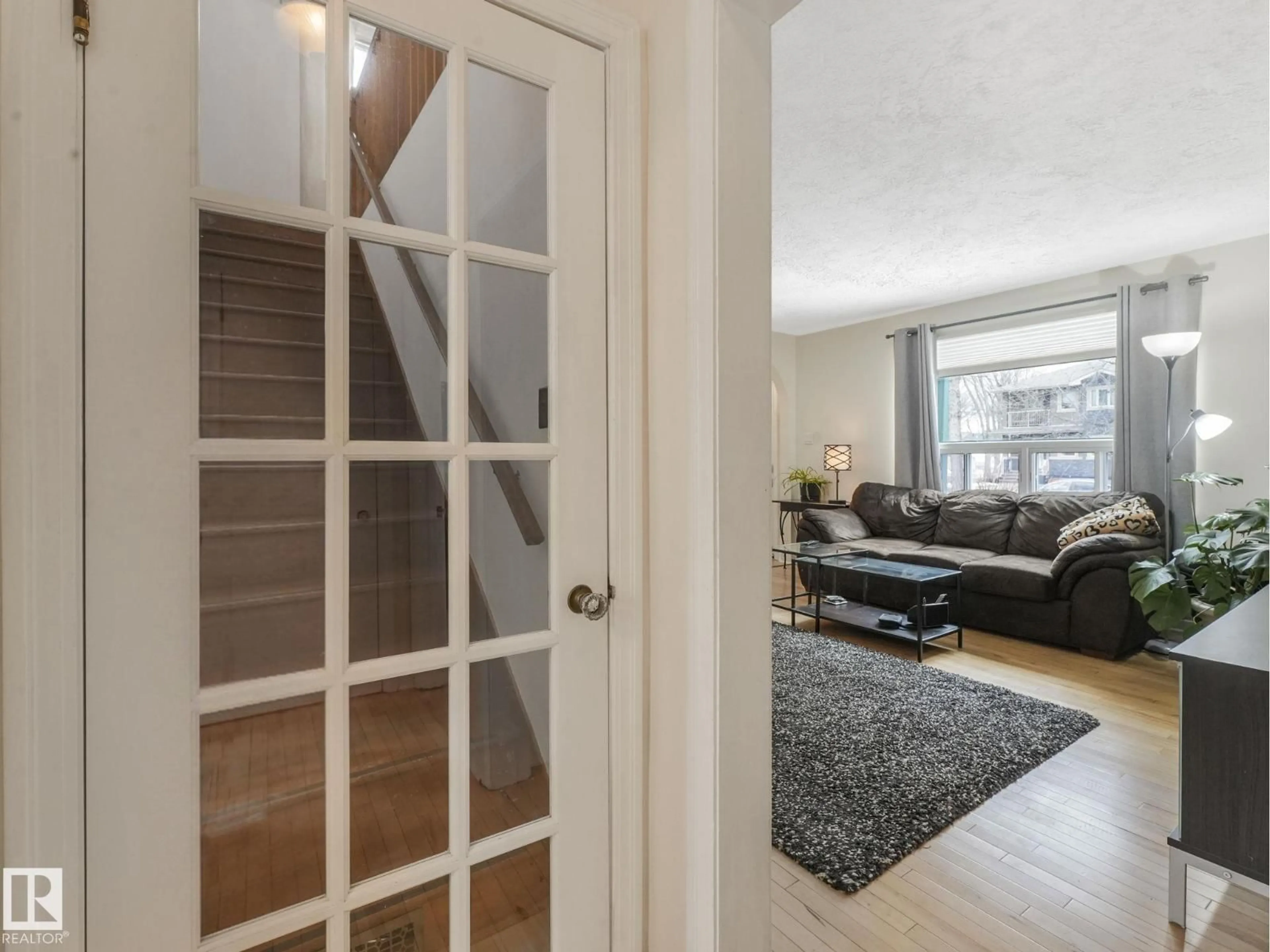 Indoor entryway for 10727 66 AV, Edmonton Alberta T6H1X7