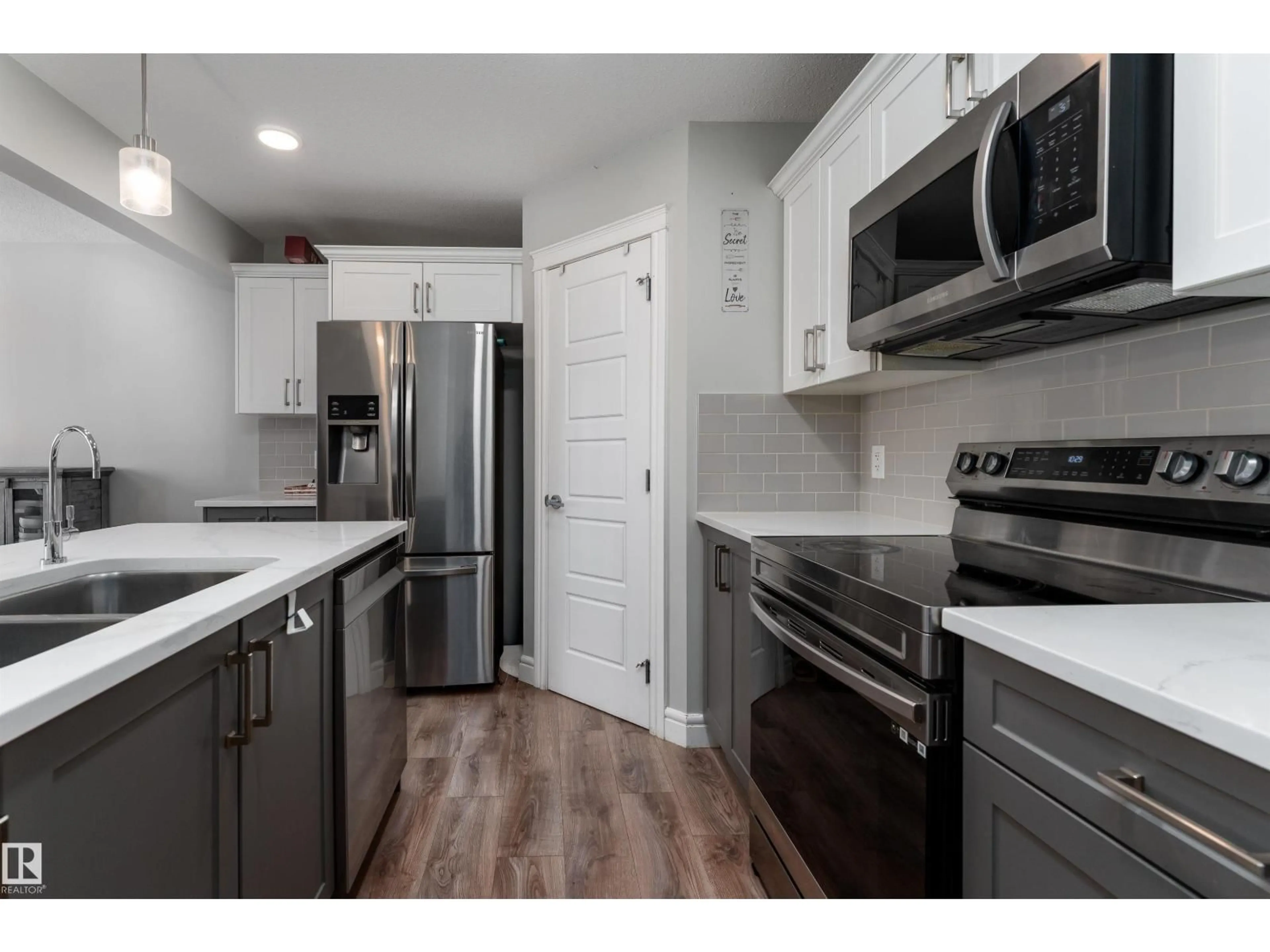 Standard kitchen, unknown for 7647 KORULUK PL, Edmonton Alberta T6W4R7