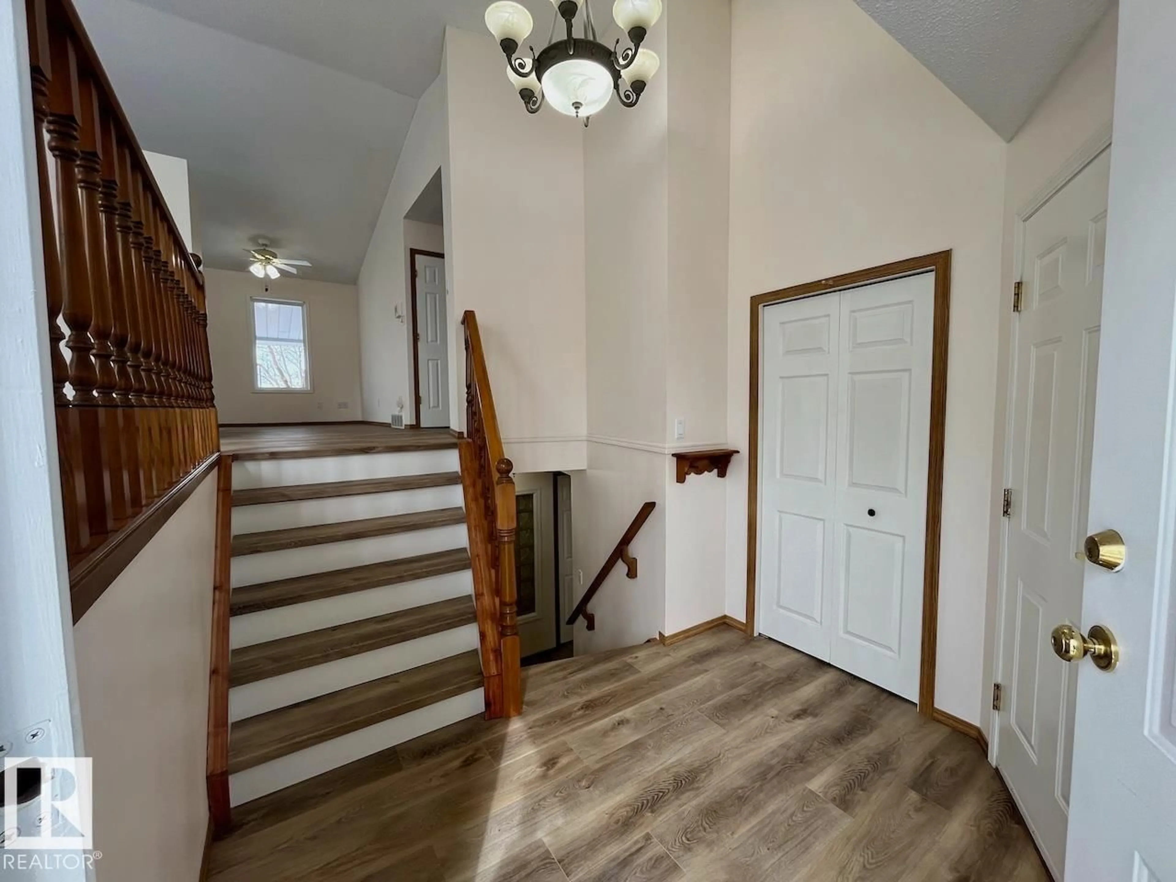 Indoor foyer for 450 BRECKENRIDGE LN, Edmonton Alberta T5T6E2