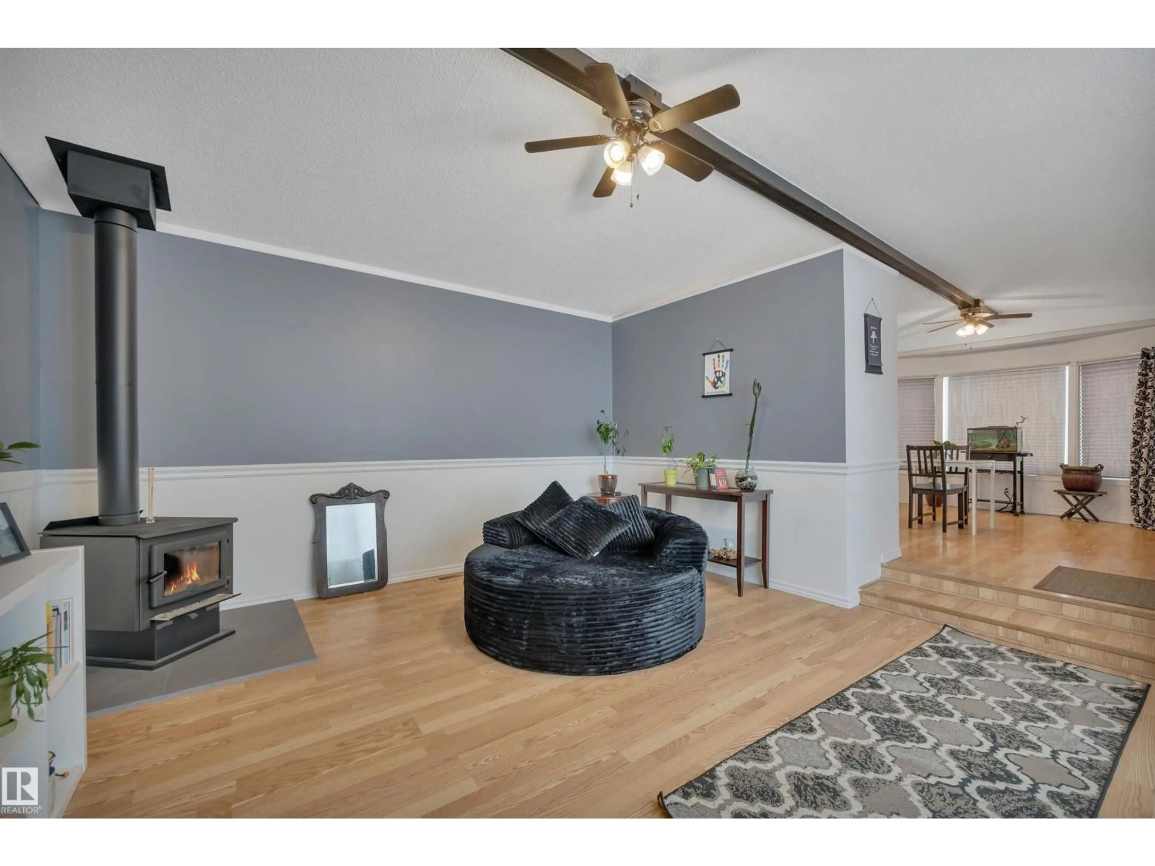 Living room with furniture, wood/laminate floor for NW NW - 140 EVERGREEN PA, Edmonton Alberta T5Y4M2