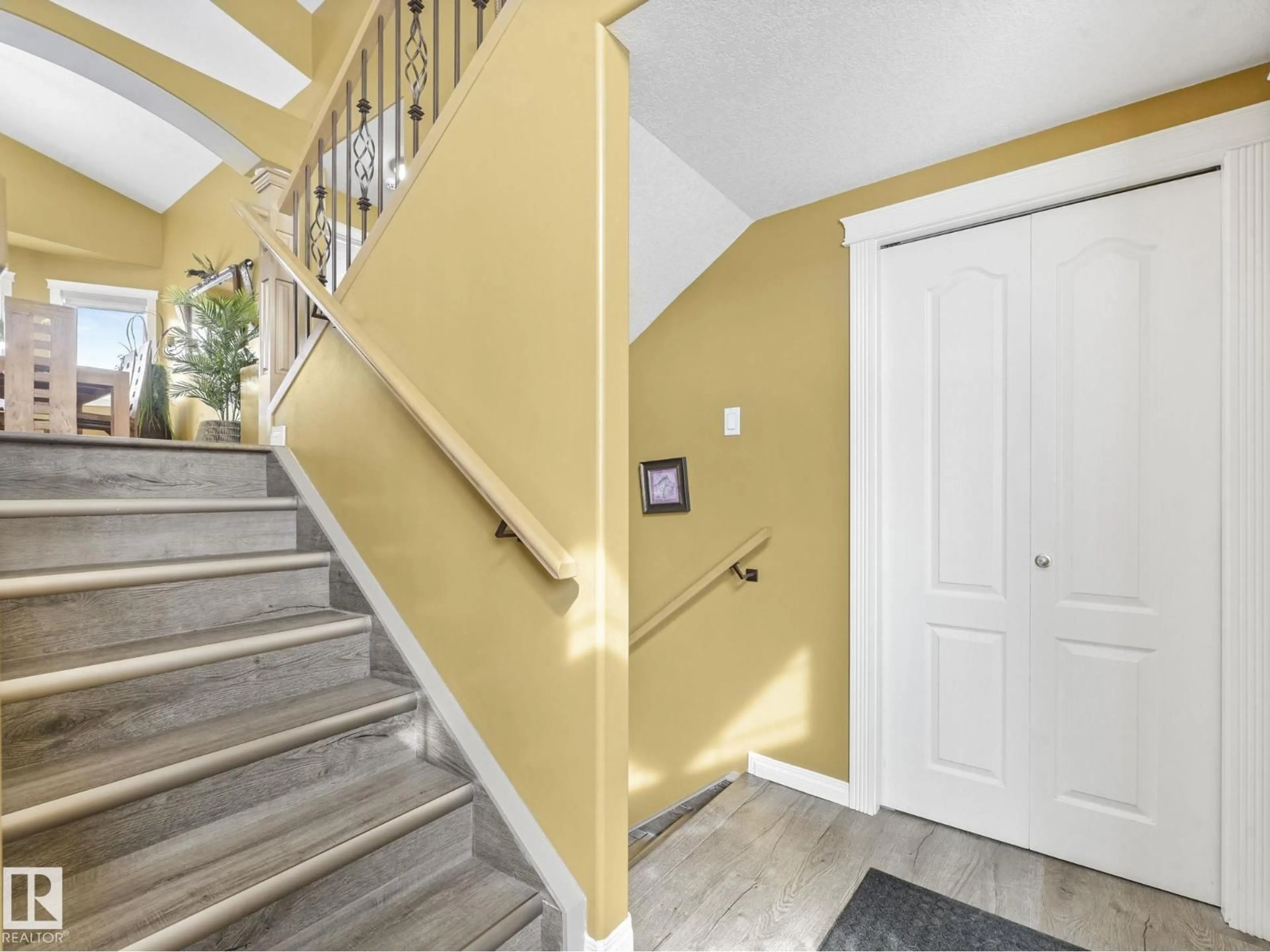 Indoor entryway for 16412 61 ST, Edmonton Alberta T5Y0A7