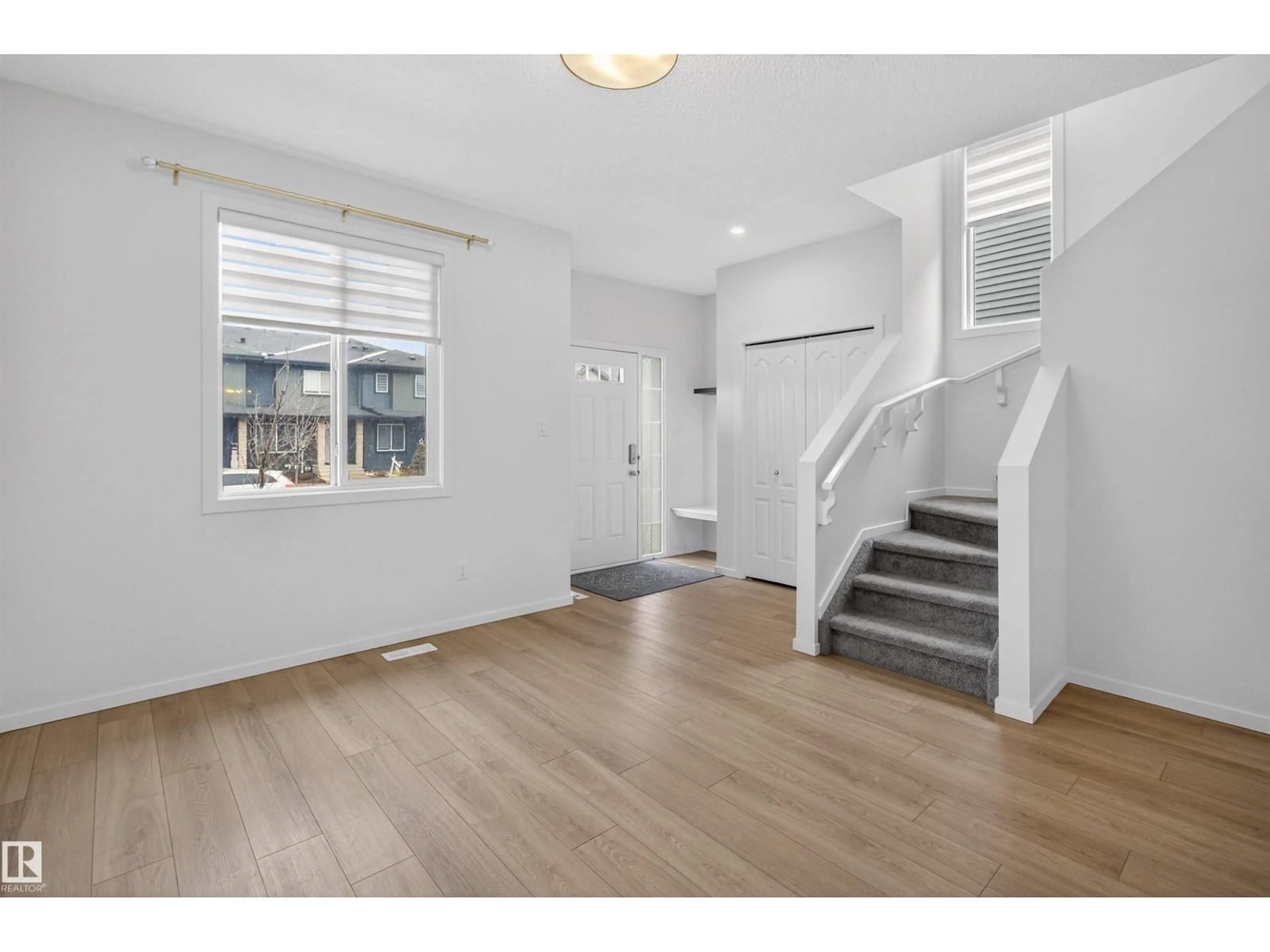 Indoor entryway for 1265 ROSENTHAL BV, Edmonton Alberta T5T7N6