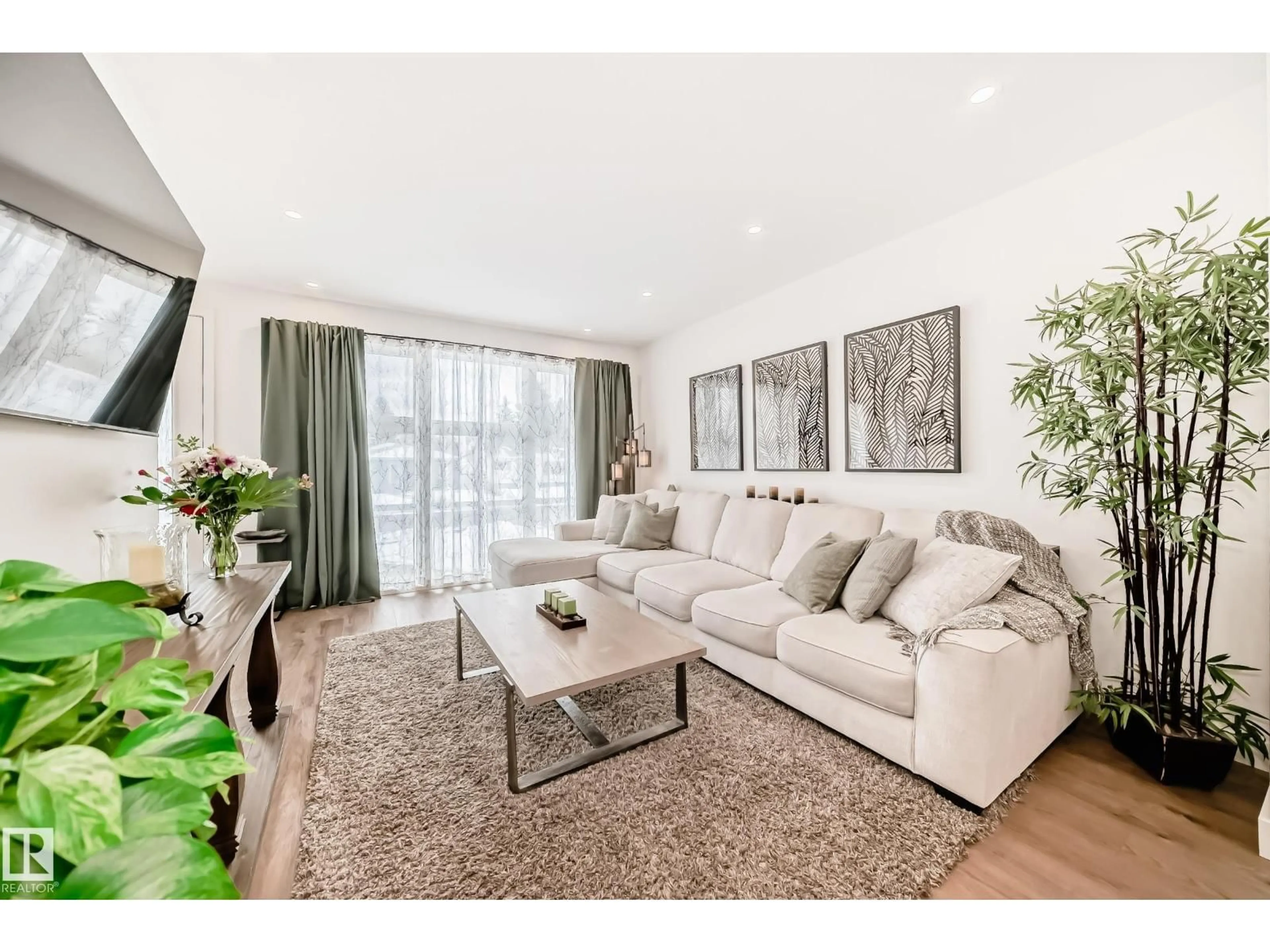 Living room with furniture, wood/laminate floor for NW - 10936 117 ST, Edmonton Alberta T5H3N6