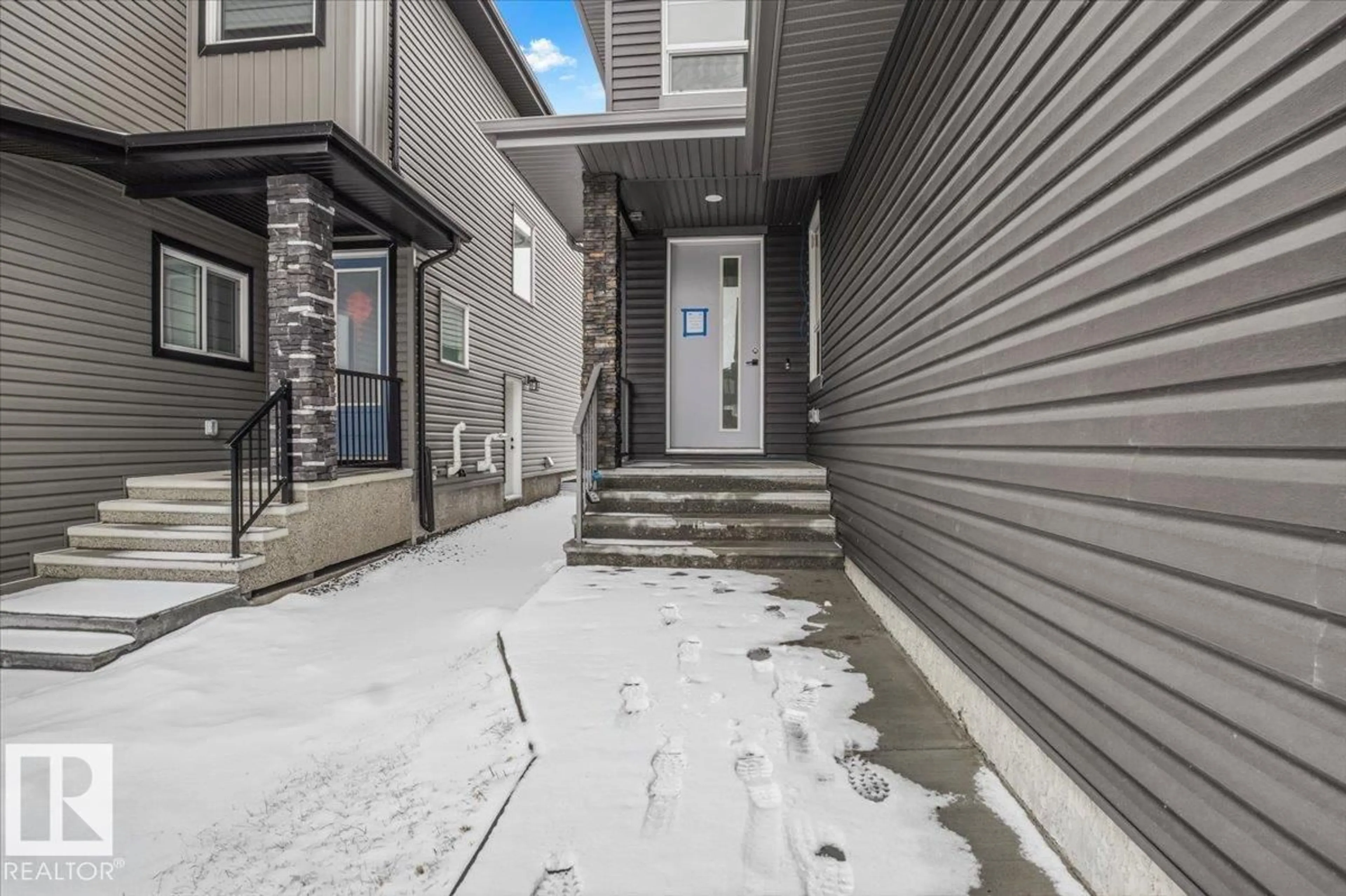 Indoor entryway for 6911 173 AV, Edmonton Alberta T5Z0W4