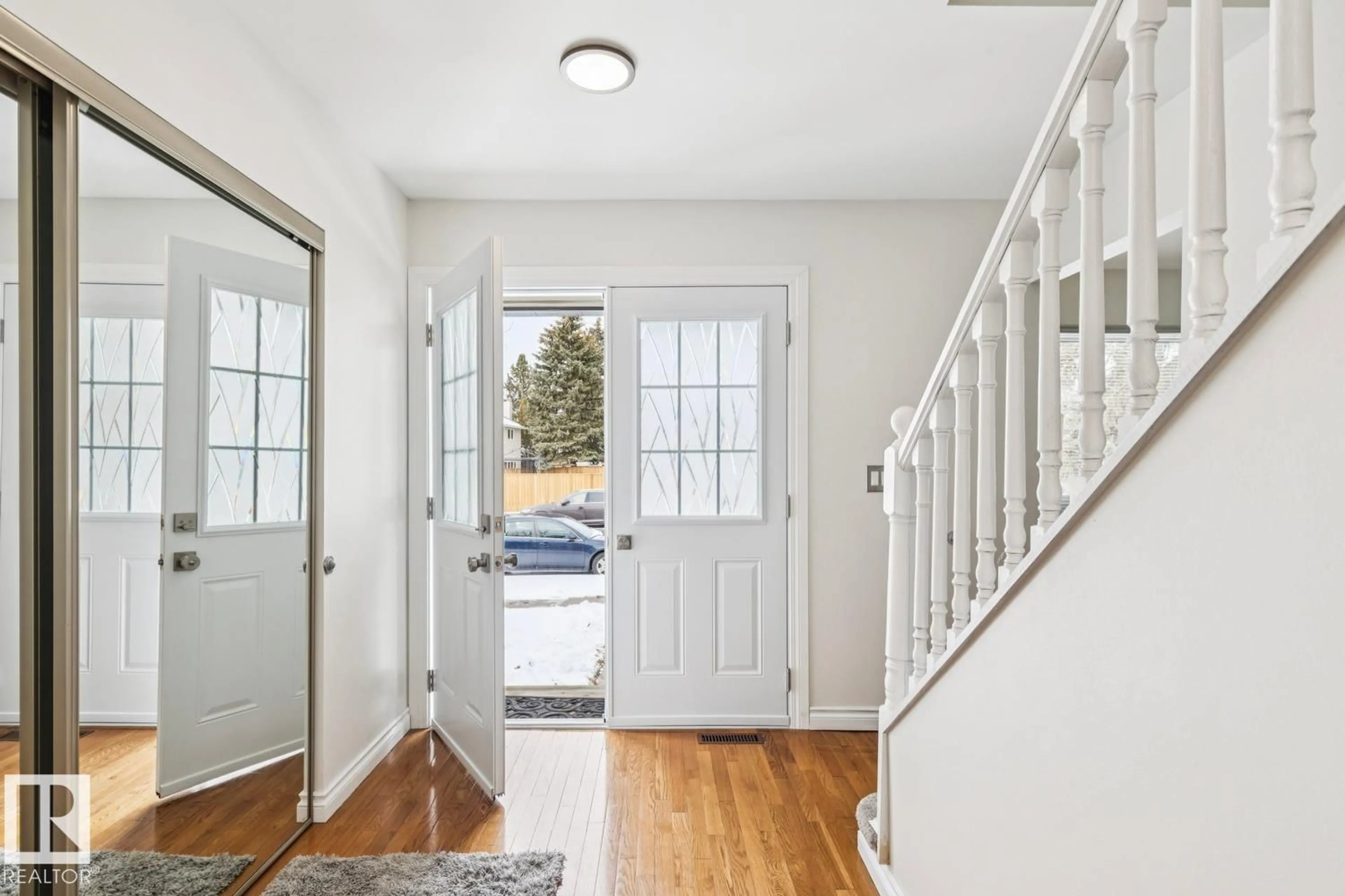 Indoor entryway for 841 VILLAGE DR, Sherwood Park Alberta T8A4H9